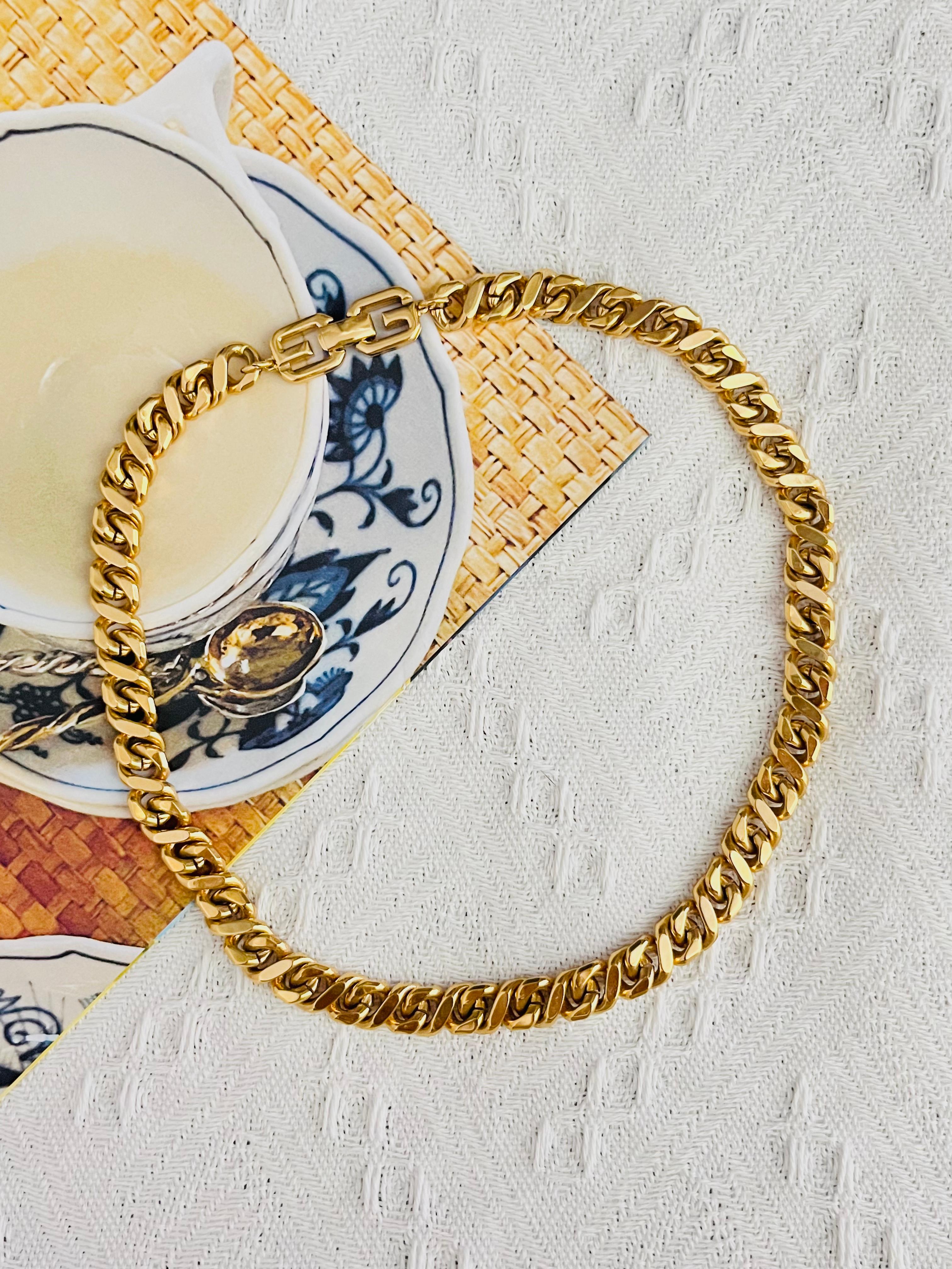 Givenchy Vintage 1980s Unisex Logo A Link GG Interlocked Snake Cuban Chunky Collana Modernista, Tono Oro

Condizioni eccellenti. Nessuna perdita di colore. 100% autentico. 

Firmato sul retro. Raro da trovare.

Materiale: Metallo placcato