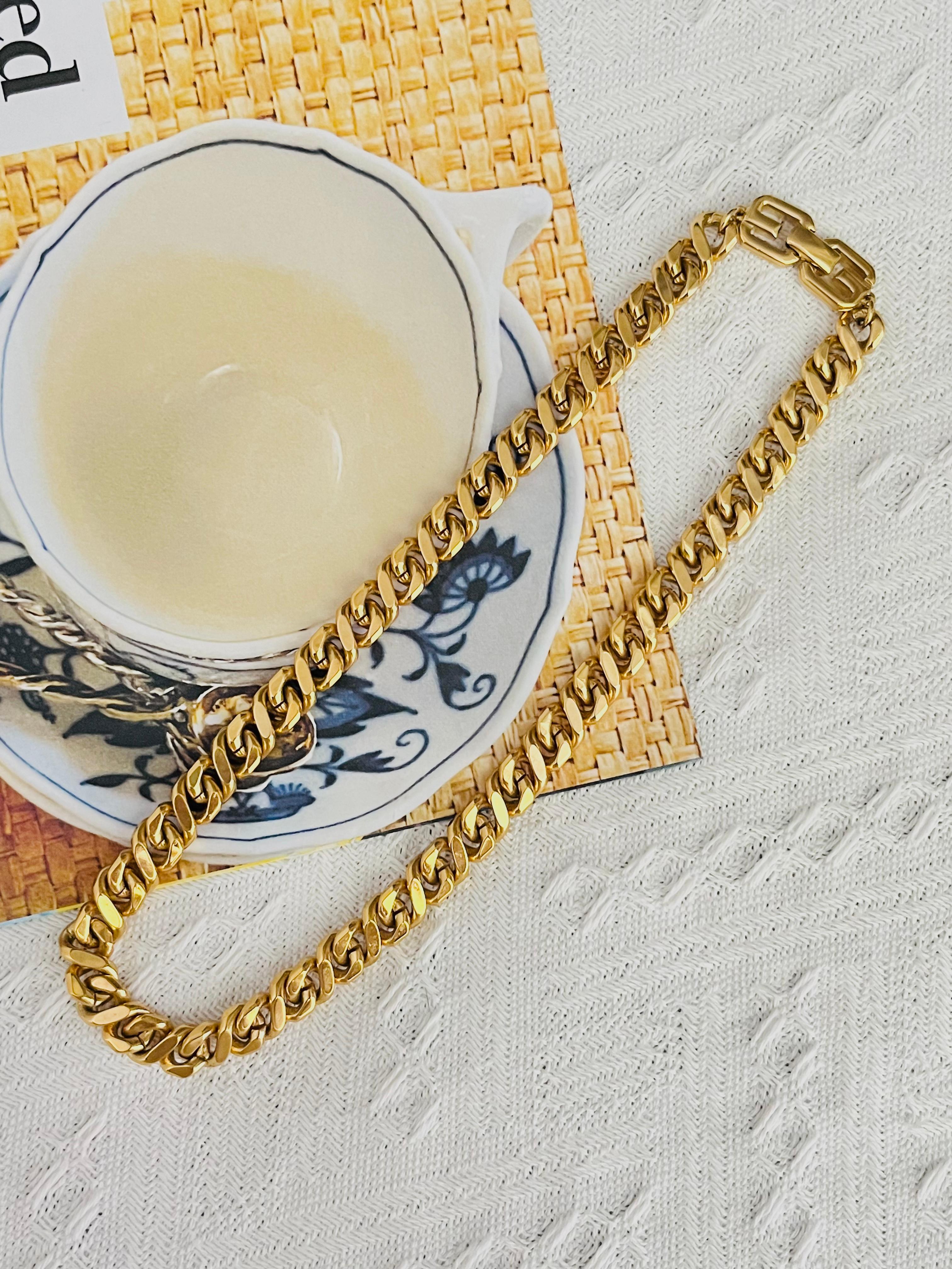 Art Déco Givenchy Vintage 1980 Logo Interlocked Link Snake Cuban Chunky Chain Necklace in vendita