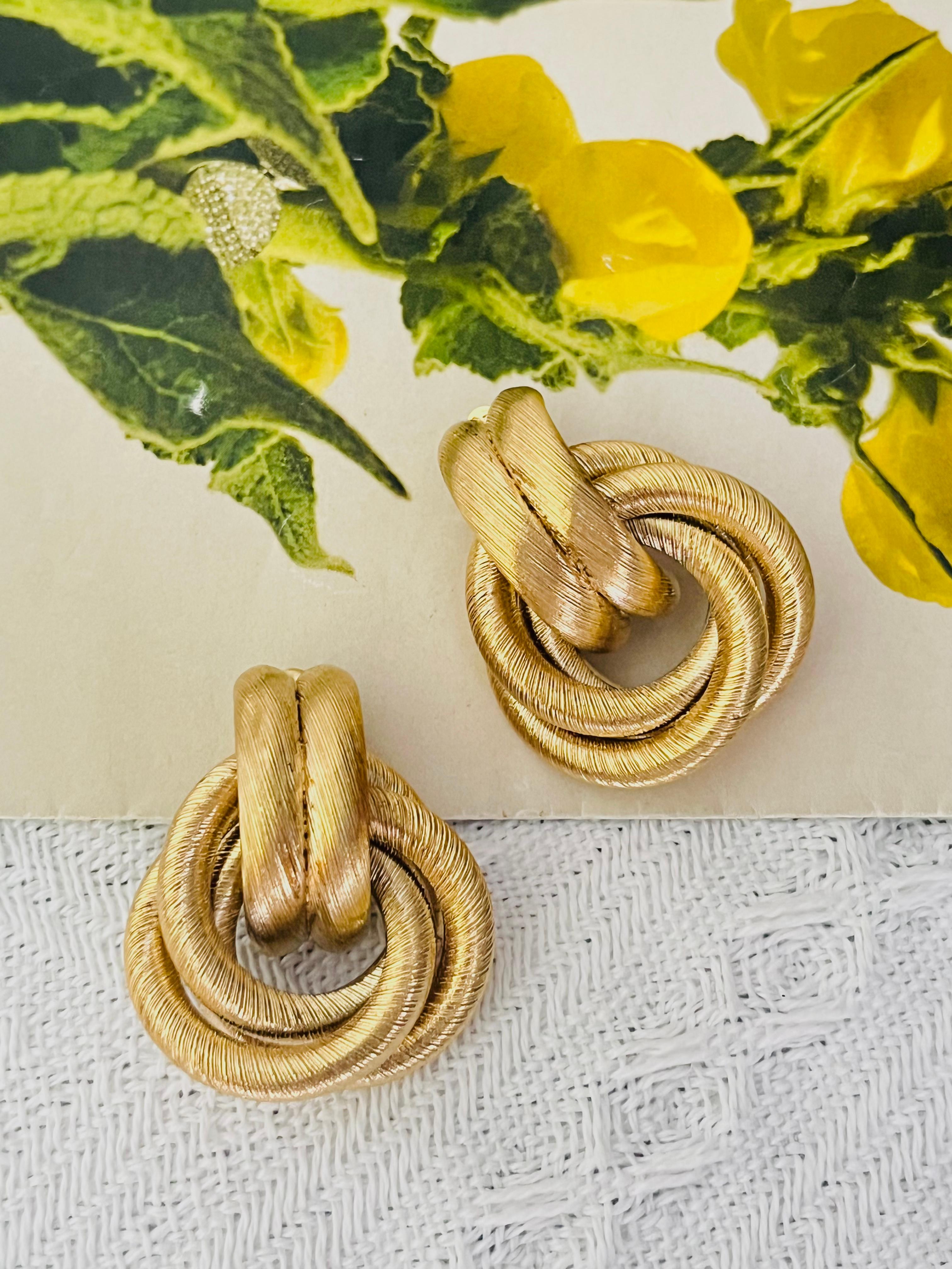 Givenchy Vintage 1980s Unisex Trio 3 ineinander verschlungene Spirale Rohr Reifen Tropfen klobig Modernist Clip-Ohrringe, Gold-Ton

Sehr guter Zustand. Vielleicht sehr leichte Kratzer oder Farbverluste, kaum wahrnehmbar. 100% echt.

Givenchy