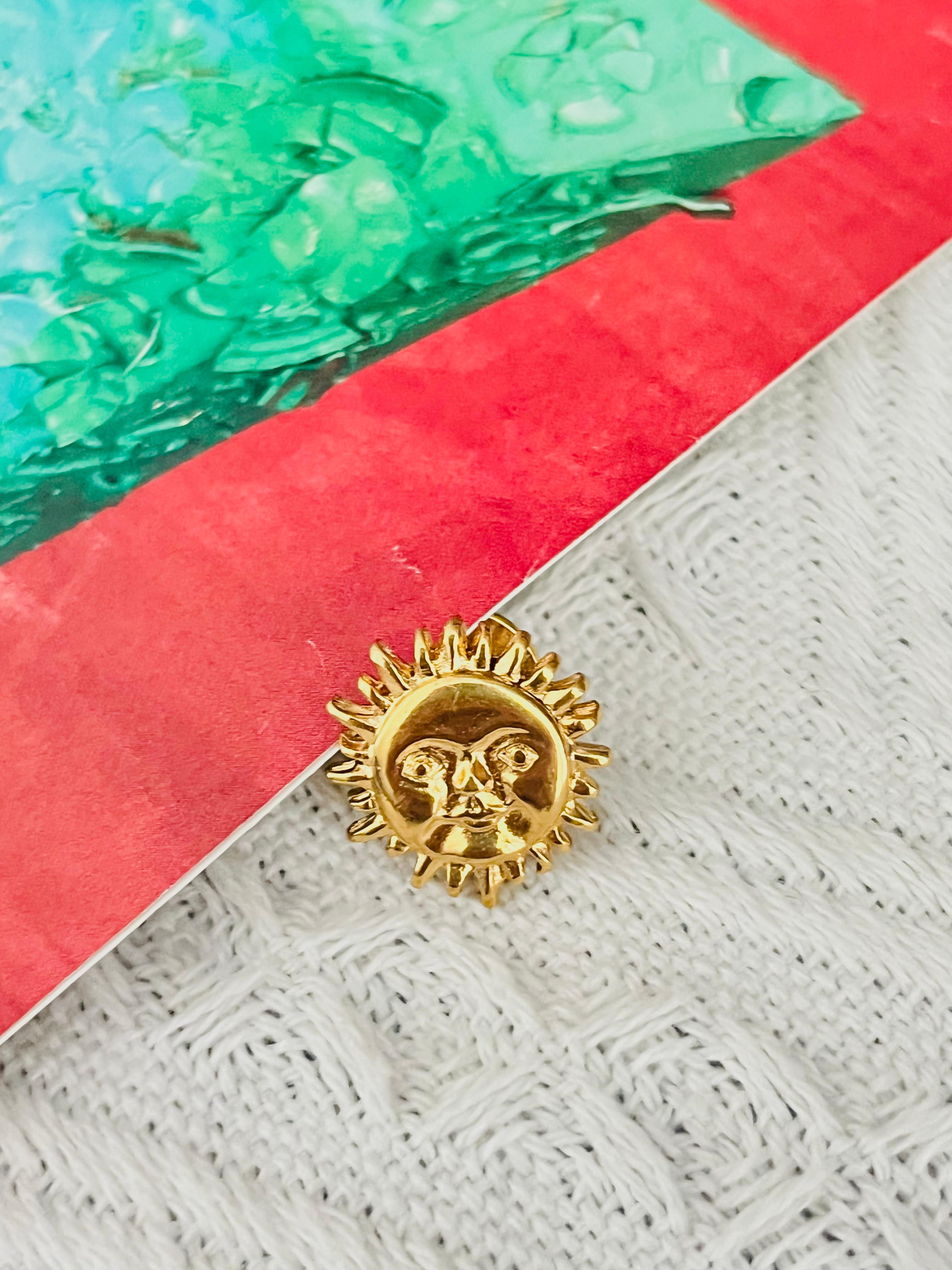 Givenchy Vintage 1980 Unisexe Mignon Petit Visage Soleil Brûlé Cercle Rond Moderniste Broche, Ton Or

Très bon état. 100% authentique. Fermeture par épingle à nourrice, signée Givenchy au dos.

MATERIAL : Métal doré.

Taille : 1,6 cm x 1,6