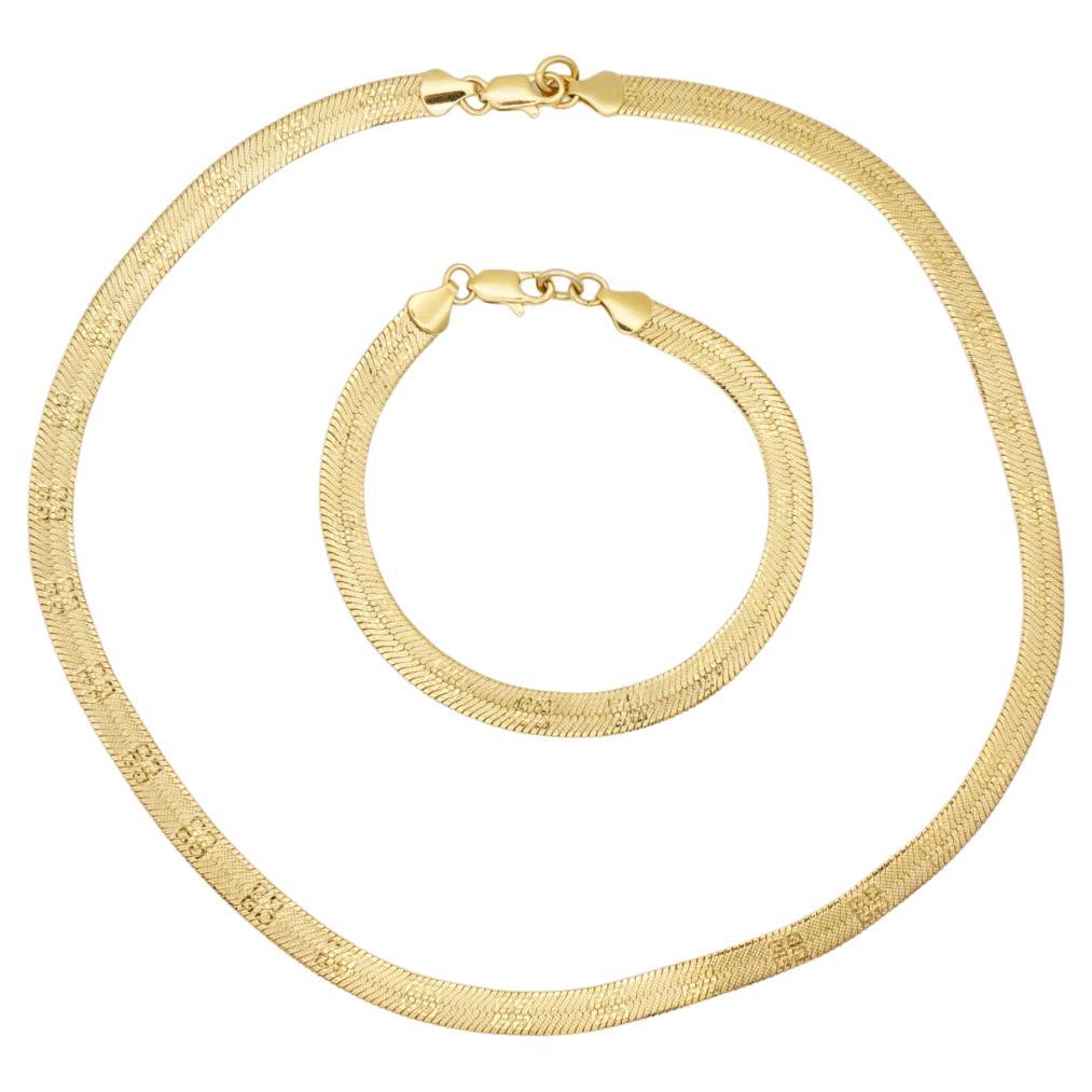 Givenchy Vintage 1980 Unisex Iconic Logo Monogram Herringbone Chain Set Necklace Bracelet, Gold Tone

Très bon état. 100% authentique. 

Signé au dos. Livré avec sa boîte d'origine.

Taille : Collier : 40,0*0,6 cm. Bracelet : 18,5*0,6 cm.

Poids :