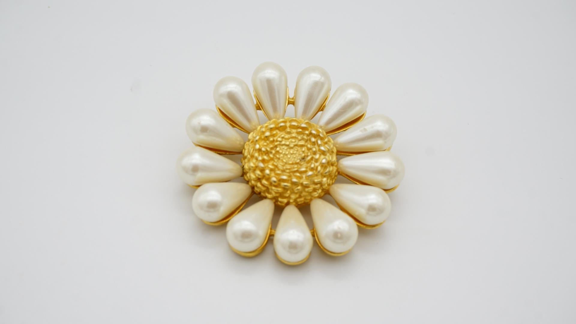 Givenchy Vintage 1990s Large Pearl White Yellow Daisy Flower Gold Retro Brooch  For Sale 1
