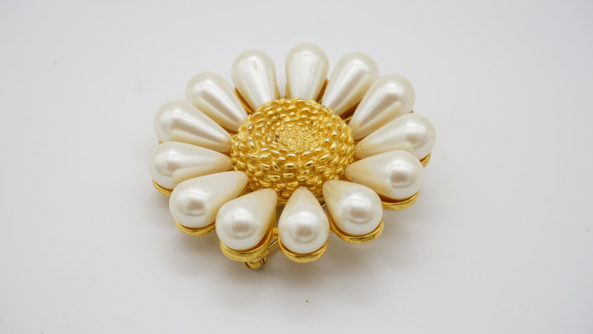 Givenchy Vintage 1990s Large Pearl White Yellow Daisy Flower Gold Retro Brooch  For Sale 2