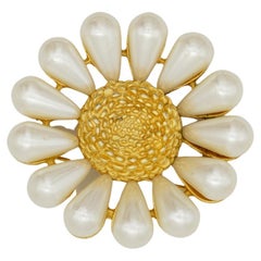 Givenchy Broche rétro en or avec grande fleur de marguerite blanche et jaune et perles, années 1990 