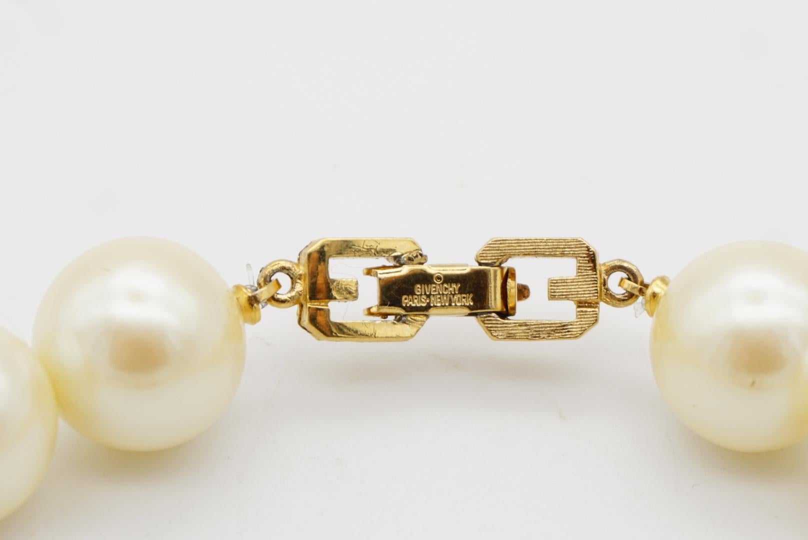 Givenchy Vintage Grande Collana di Perle Bianche con Cristalli di Zaffiro in vendita 9