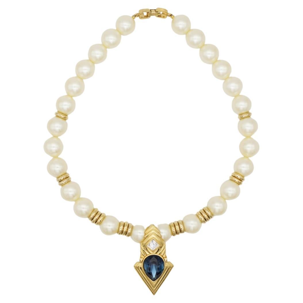 Givenchy Vintage anni '90 Collana con ciondolo a goccia con perle bianche, zaffiro e cristalli a triangolo, tonalità oro

Condizioni eccellenti. 100% autentico. 

Firmato sul morsetto e sul retro. Raro da trovare.

Materiale: Metallo placcato oro,