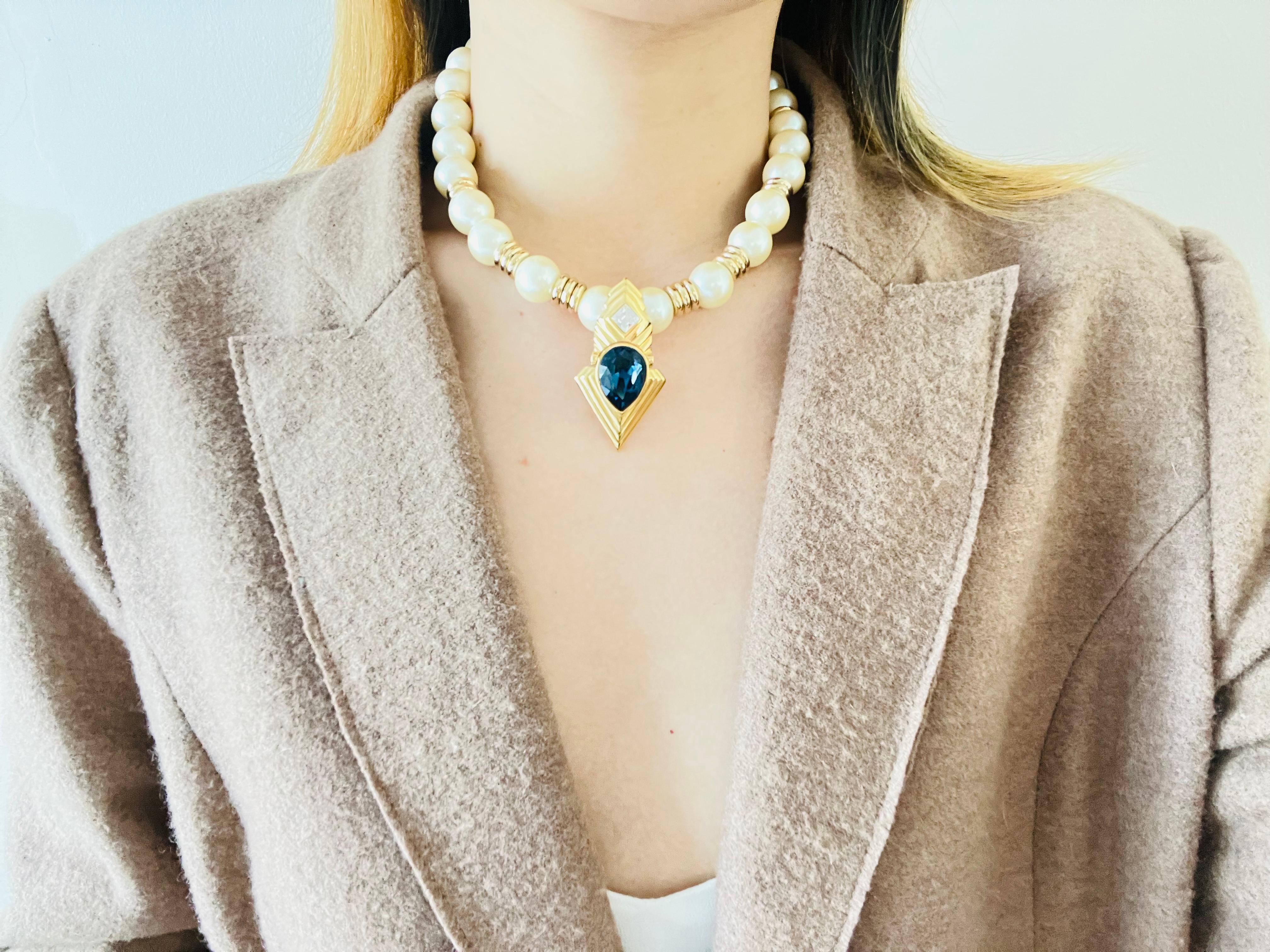 Givenchy Vintage Grande Collana di Perle Bianche con Cristalli di Zaffiro in vendita 1