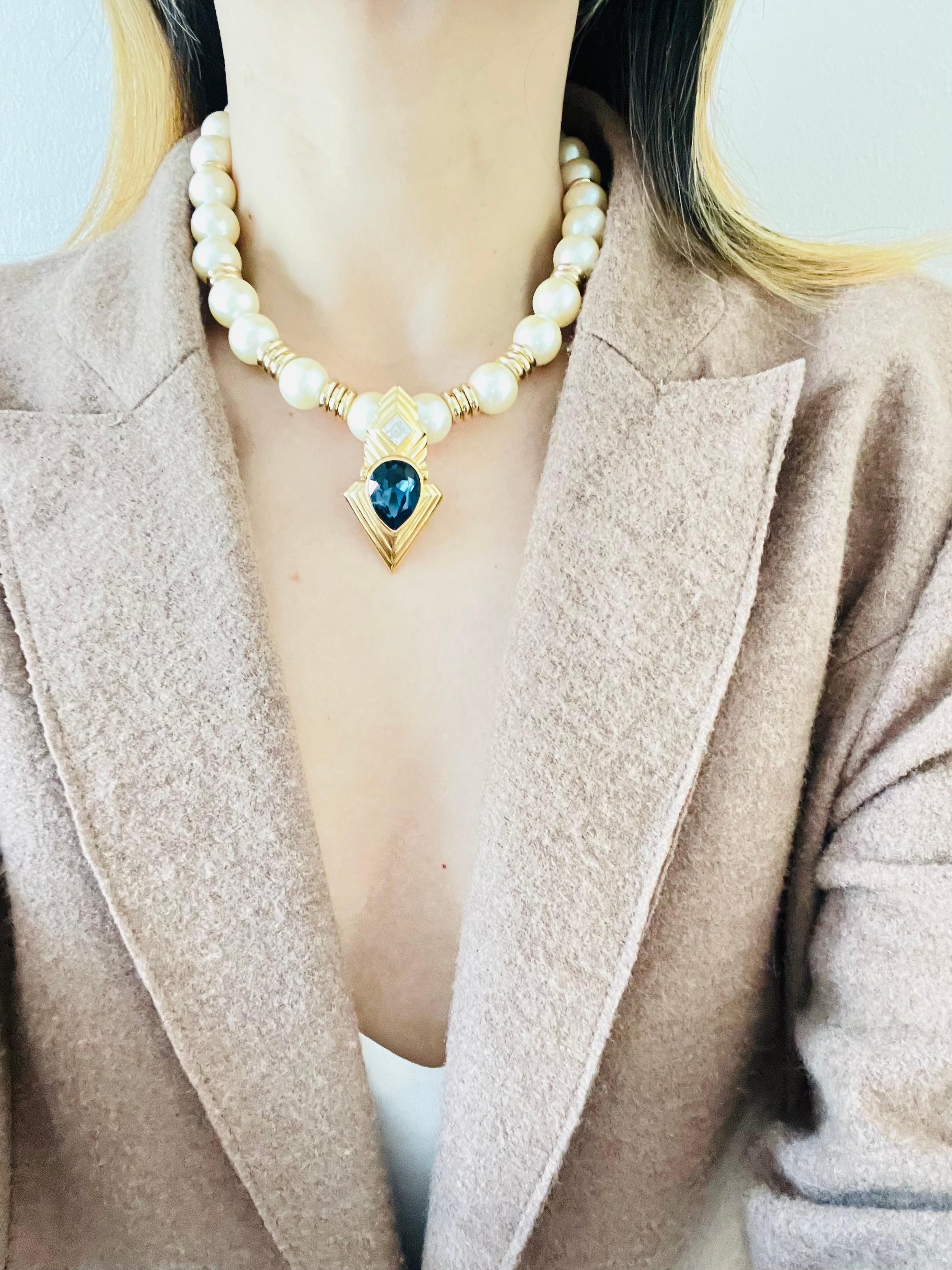 Givenchy Vintage Grande Collana di Perle Bianche con Cristalli di Zaffiro in vendita 2