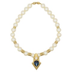 Givenchy Collier pendentif vintage en or avec grande perle blanche, saphirs et cristaux, années 1990