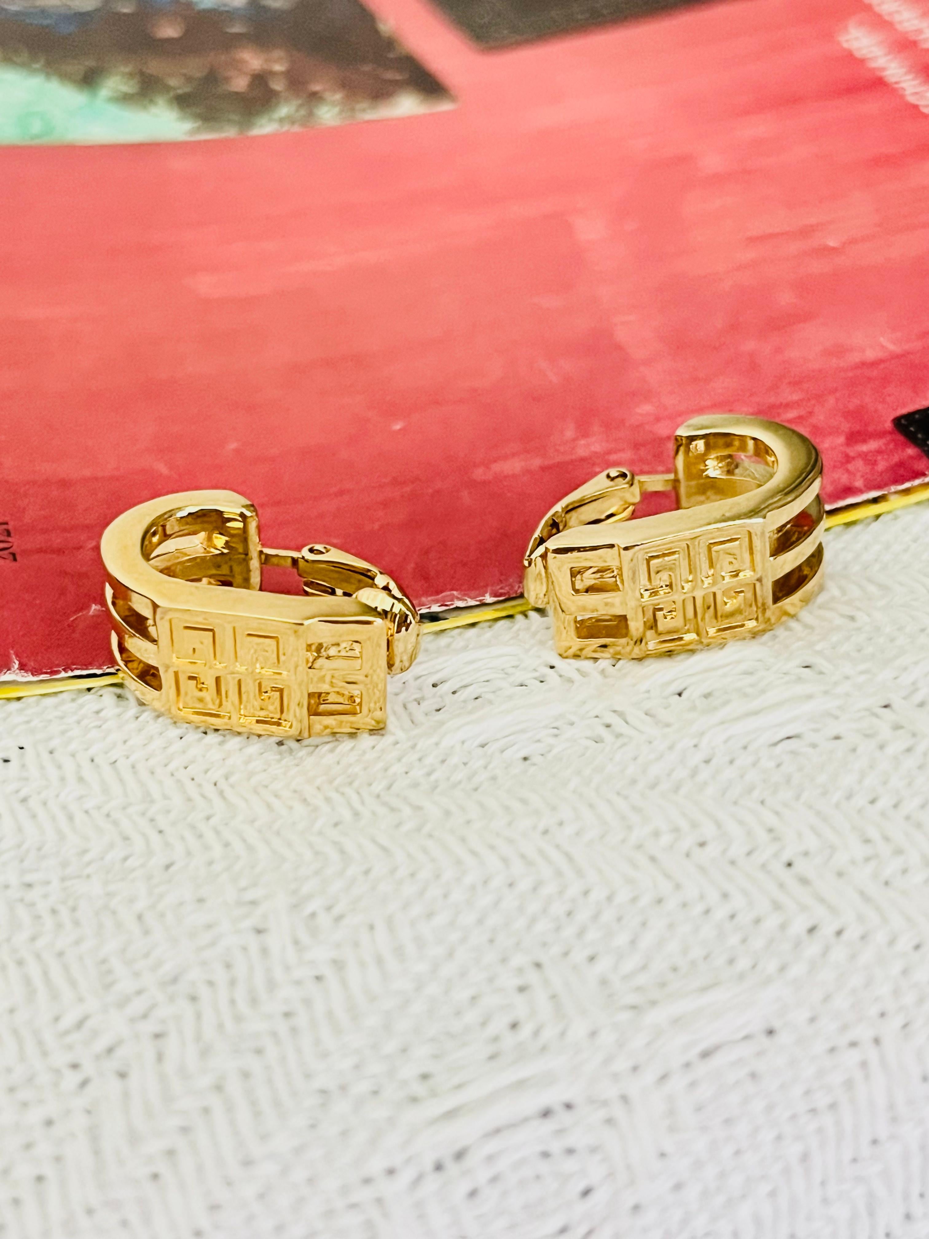 Givenchy Vintage 1980s Unisex Classic 4G Logo Monogram Rectangle Openwork Hoop Dome Modernist Clip Earrings, Gold Tone

Very excellent condition. Special style design. Rare to find. 100% Genuine.

Givenchy Signed clearly on the reverse.

Material: