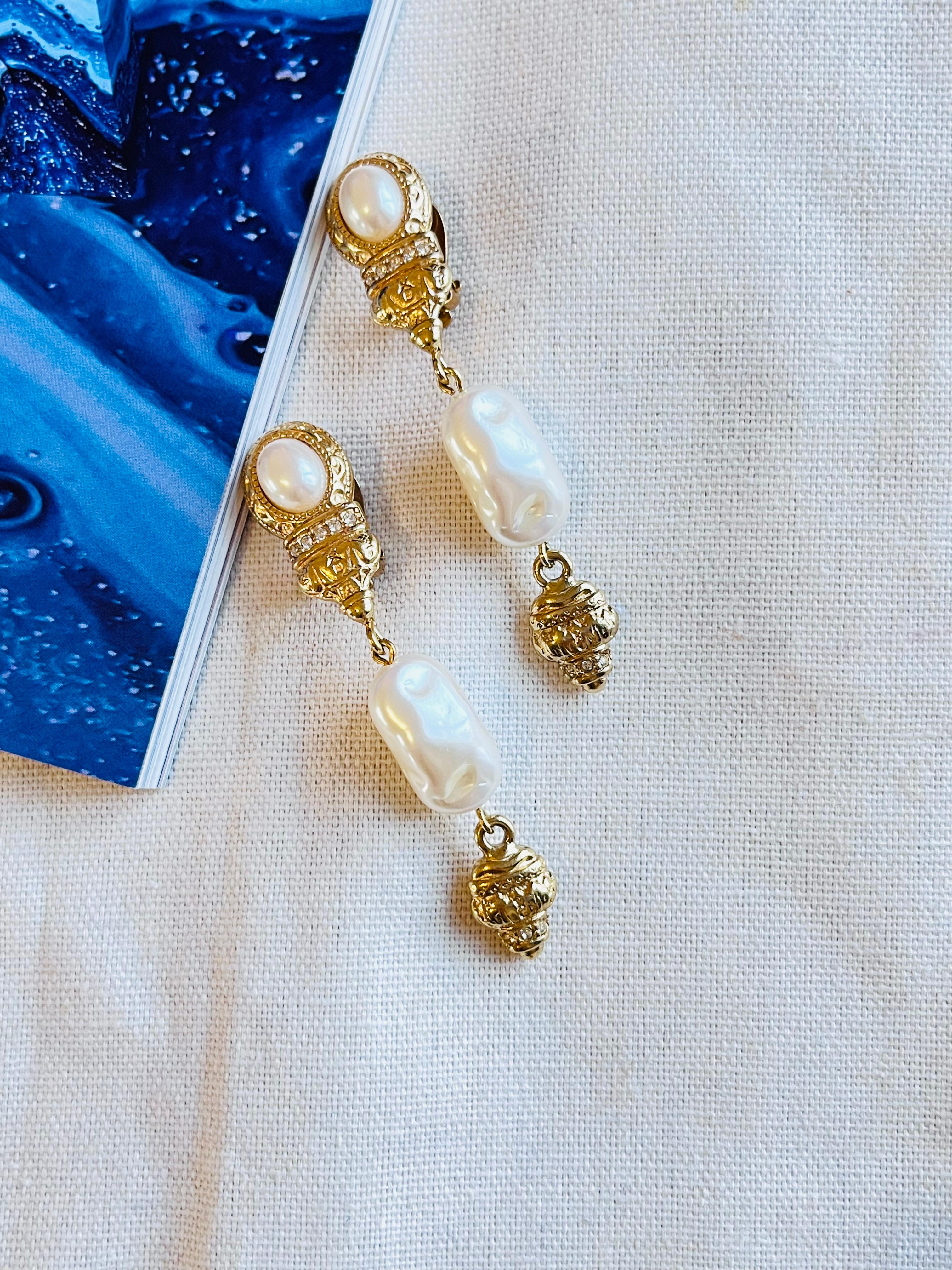 Art déco Givenchy Clips d'oreilles en goutte baroques vintage en or avec perles irrégulières et cristal en relief  en vente
