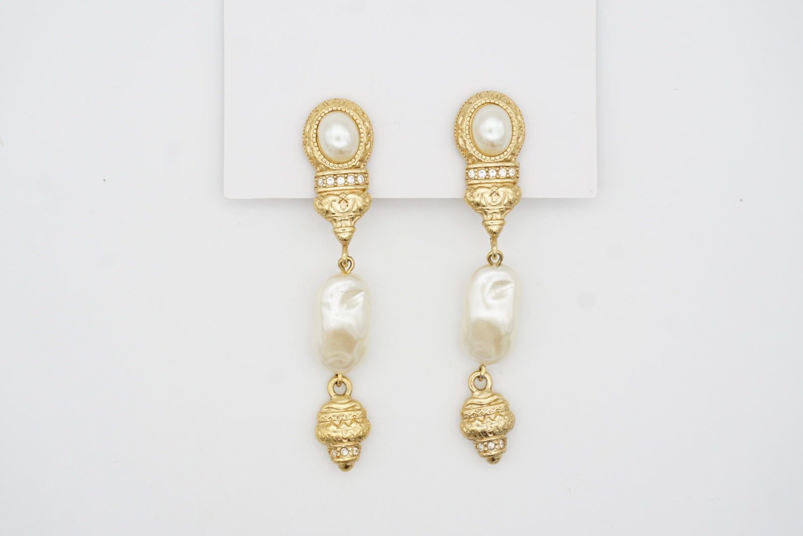 Givenchy Vintage 1980s Baroque Irregular White Pearls Crystals Relief Dangle Drop Clip Earrings, Gold Plated

Very excellent condition and very unique. 100% Genuine.

Givenchy Signed clearly on the reverse. Very rare to find.

Material: Gold plated