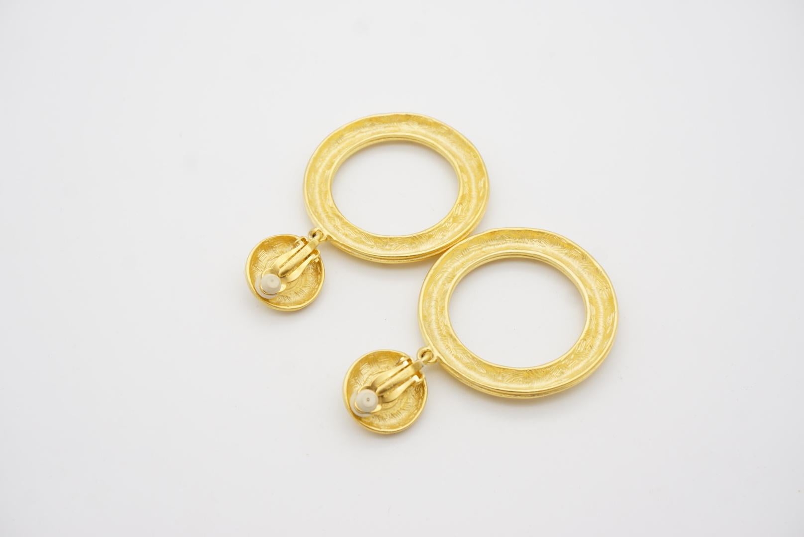 Givenchy Vintage Barroco Pendientes de gota gruesos con aro redondo grande en relieve en venta 6