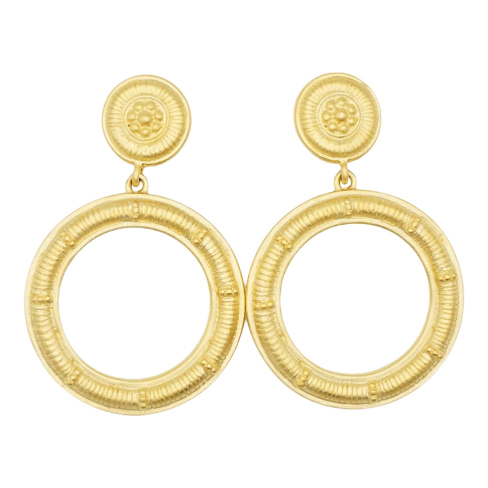 Givenchy Vintage Barroco Grandes Pendientes de aro redondo texturizado en relieve Floral Chunky Modernist Drop Dangle Clip, chapados en oro

Muy buen estado, casi nuevo. Muy bonito. Givenchy Firmado claramente en el reverso.

Material: Metal chapado