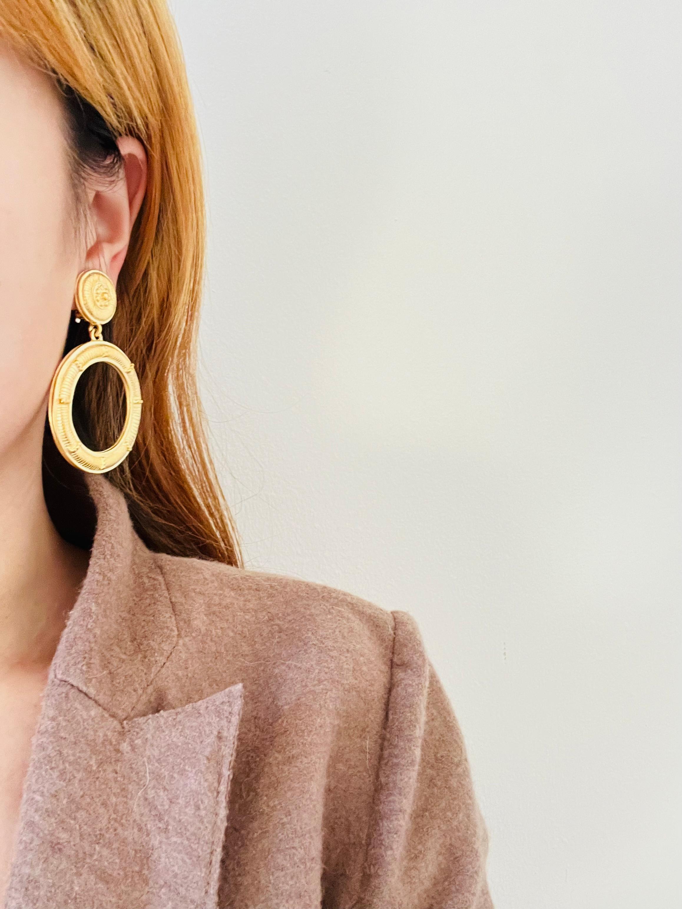 Femenino o masculino Givenchy Vintage Barroco Pendientes de gota gruesos con aro redondo grande en relieve en venta