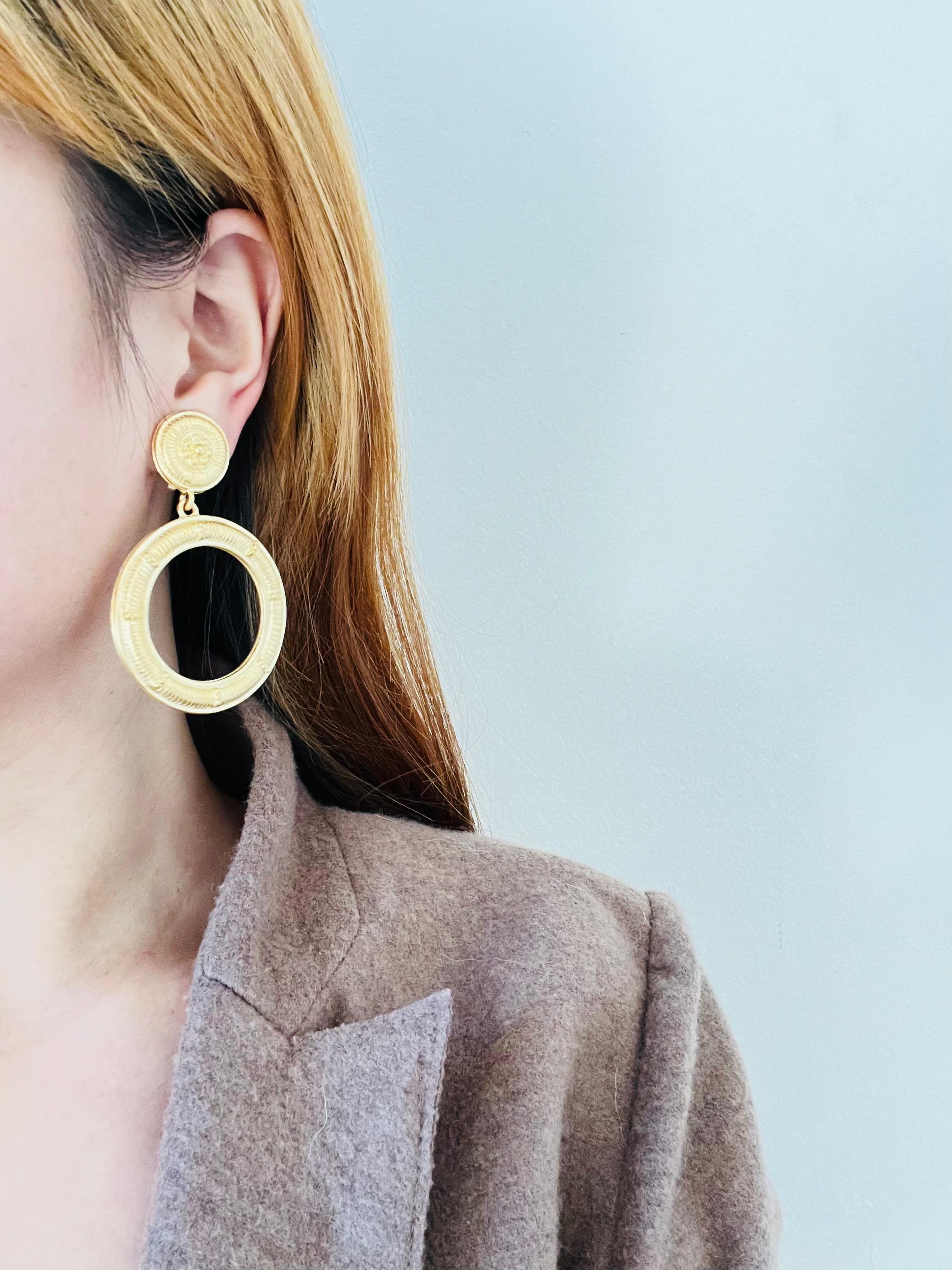 Givenchy Vintage Barroco Pendientes de gota gruesos con aro redondo grande en relieve en venta 1