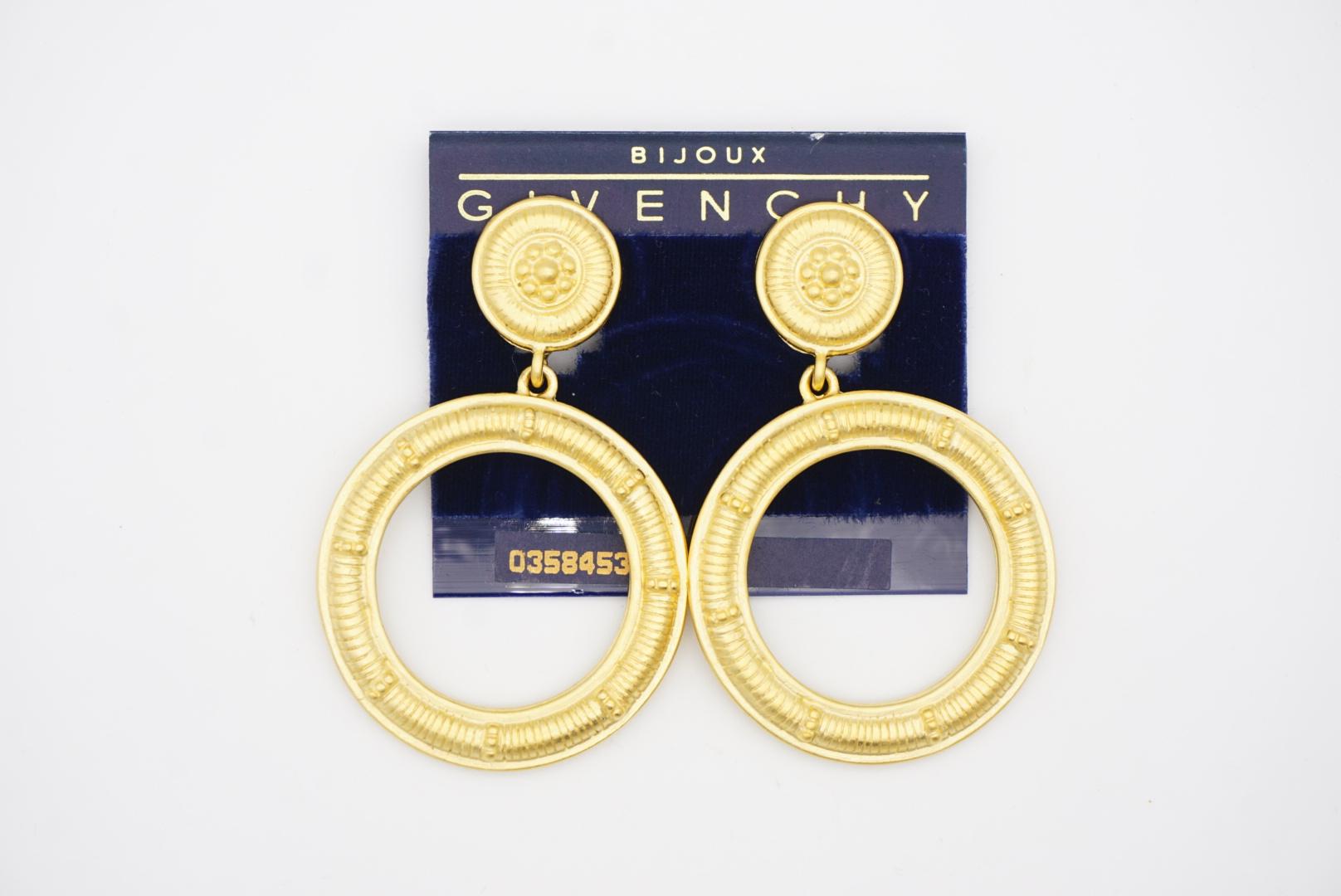 Givenchy Vintage Barroco Pendientes de gota gruesos con aro redondo grande en relieve en venta 3