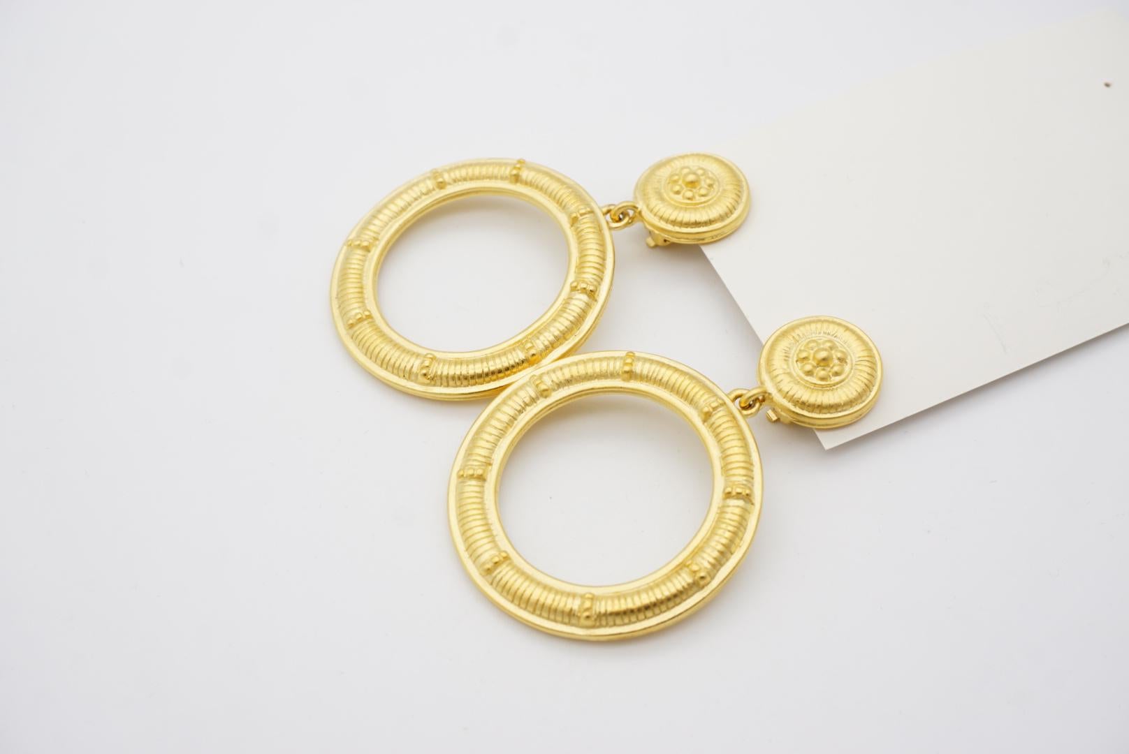 Givenchy Vintage Barroco Pendientes de gota gruesos con aro redondo grande en relieve en venta 4
