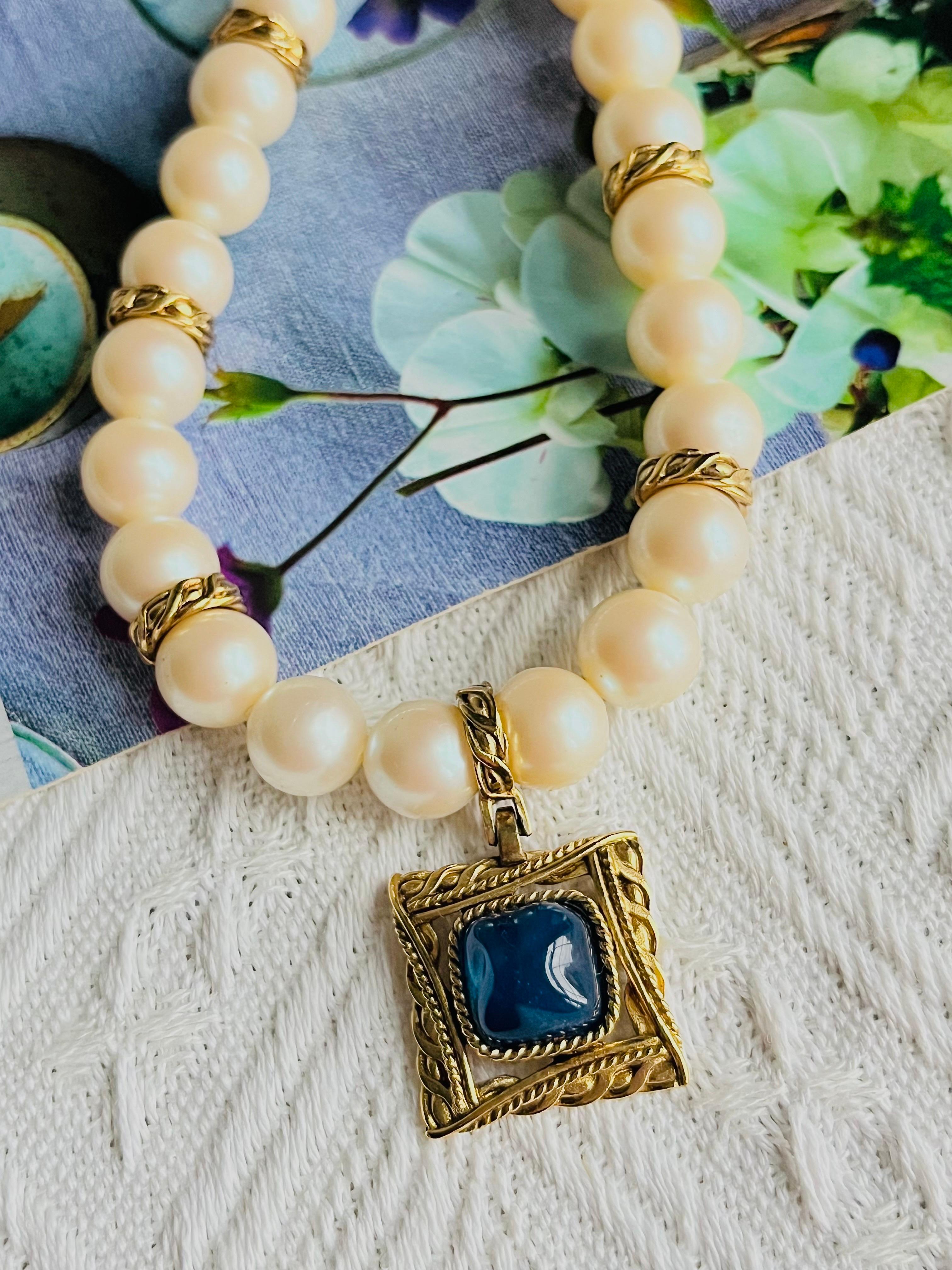 Givenchy Vintage Baroque Sapphire Navy Blue Stone Square Pendant Large White Pearls Elegant Collar Choker Necklace, Gold Tone

Very good condition. Maybe light scratches or colour loss, barely noticeable. 100% genuine. 

Signed at the clasp and