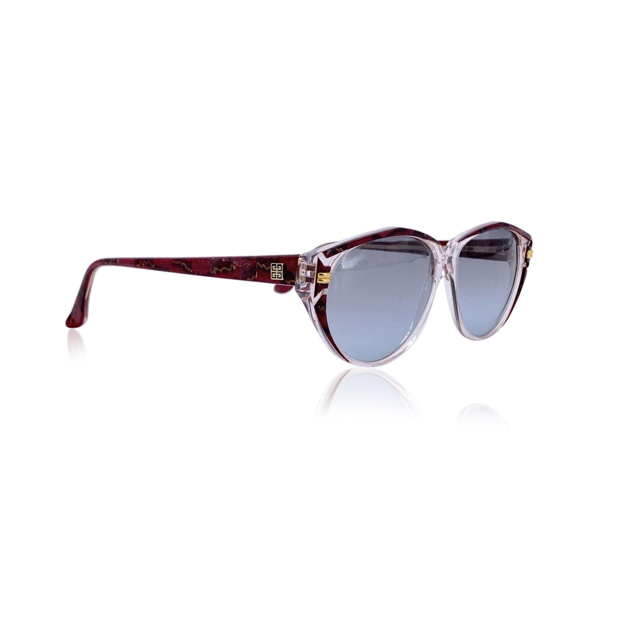 Step back into the poised glamour of 1980s France with the Givenchy G 017 vintage sunglasses-an exquisite model that captures the essence of timeless sophistication. These Red and clear sunglasses are a tribute to the refined confidence of Parisian