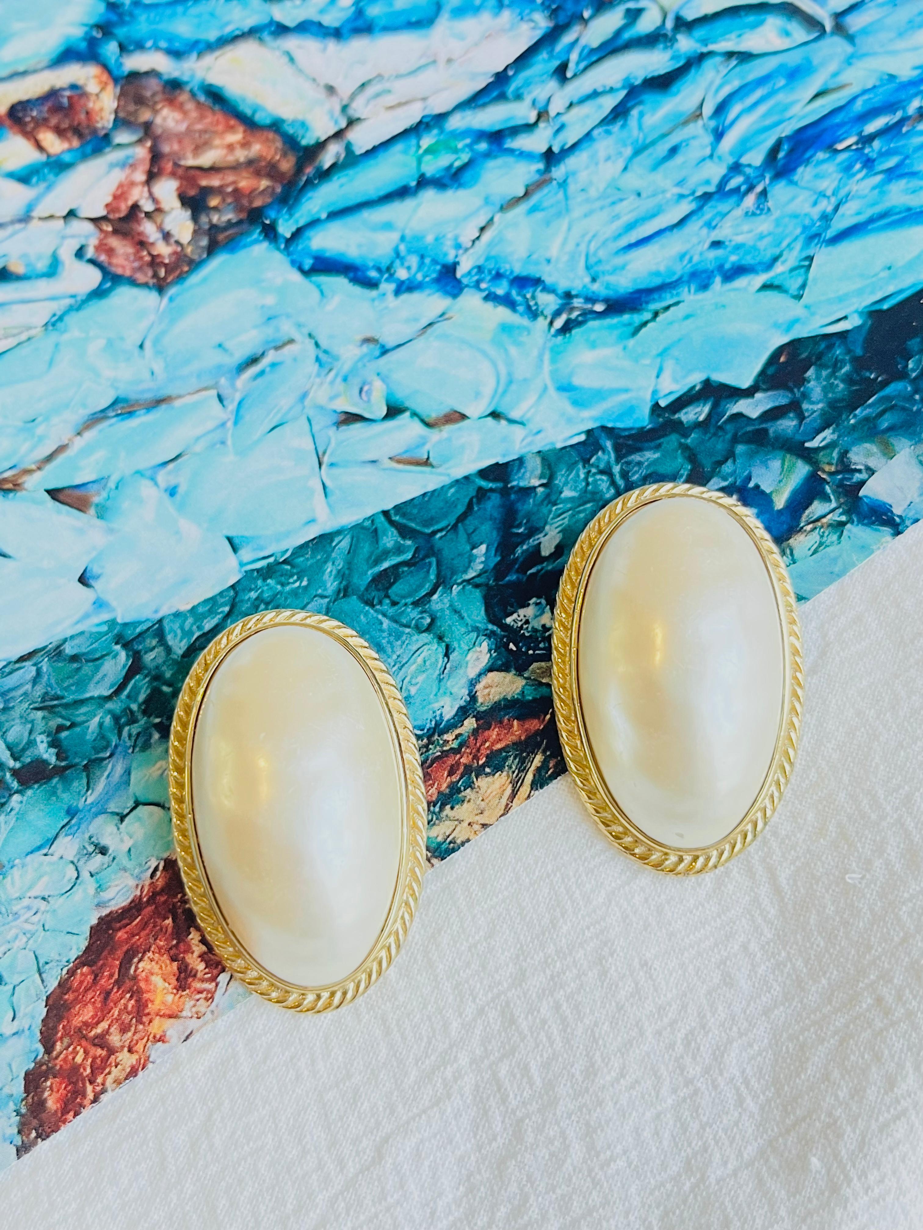 Very good condition and very unique. Very light scratches on faux pearls, barely noticeable. 100% Genuine.

Givenchy Signed clearly on the reverse.

Material: Gold Plated Metal, Faux Pearls.

Size: 4.2*2.5 cm.

Weight: 13 g/each.

_ _ _

Great for