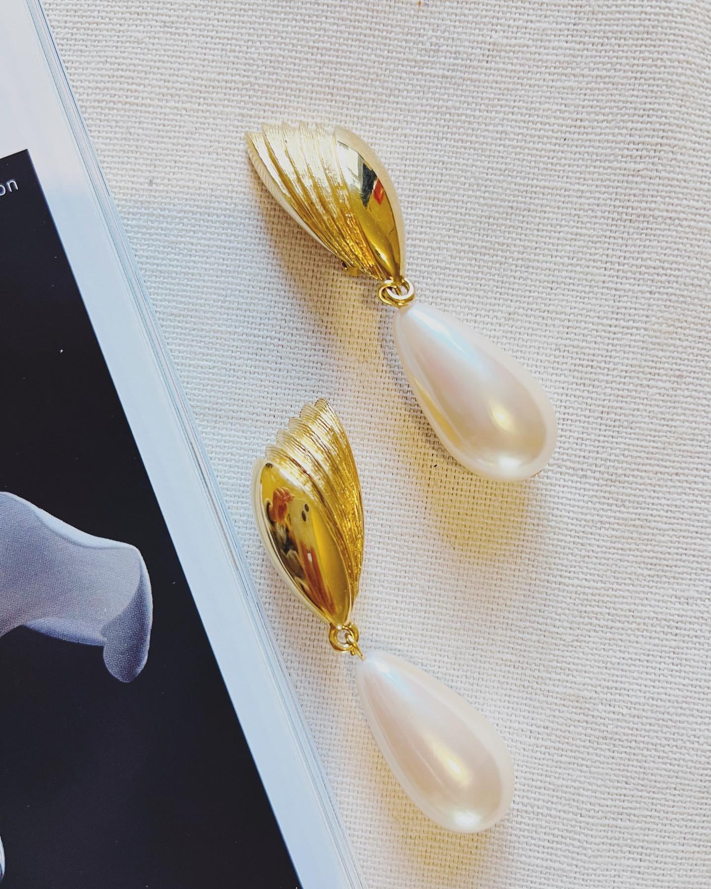 Givenchy Vintage Fan Pearl Crystal Tear Water Drop Elegant Gold Clip Earrings In Excellent Condition For Sale In Wokingham, England
