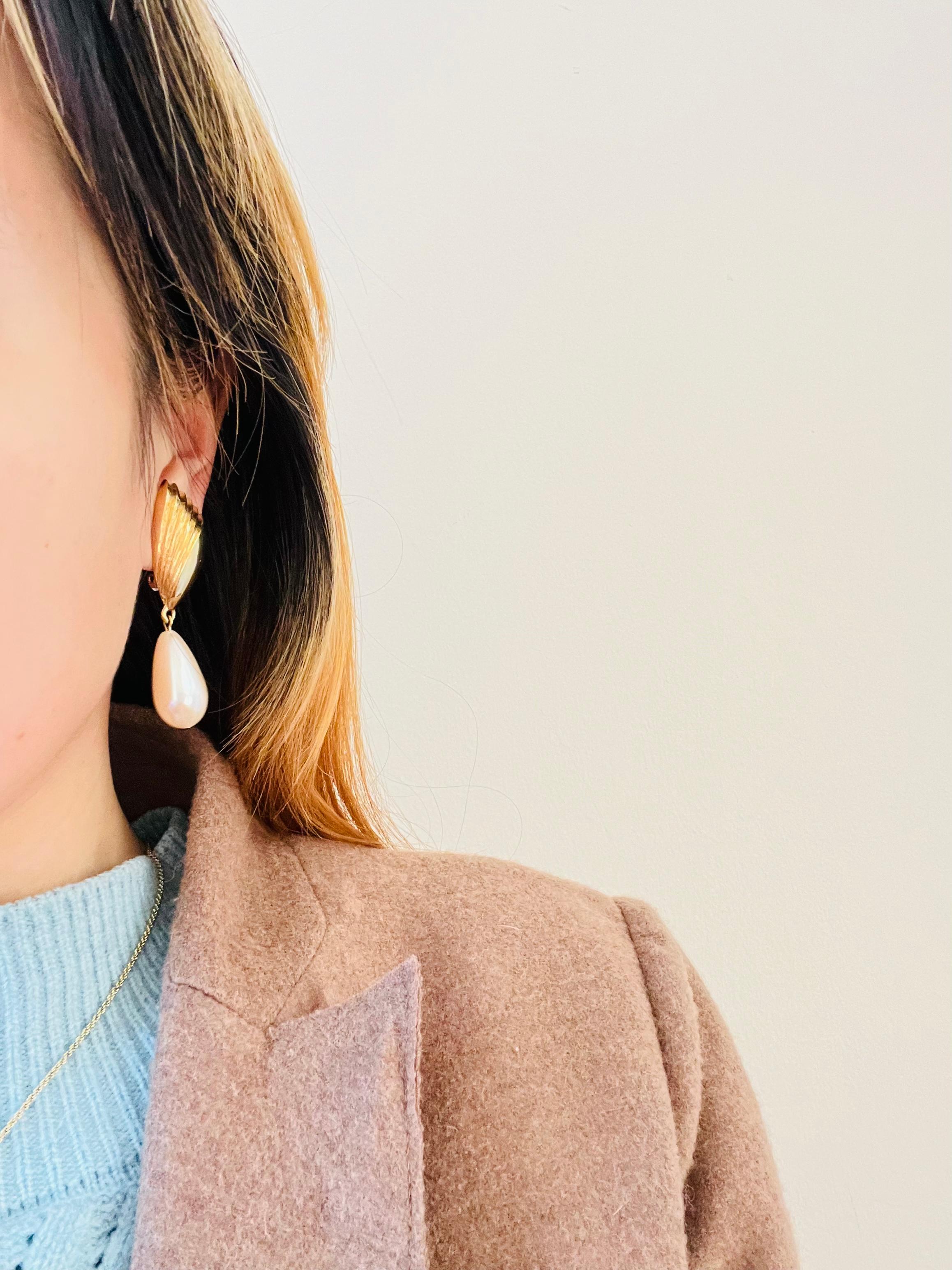 Givenchy Vintage Fächerperlen-Kristall-Tropfen-Ohrringe mit elegantem Goldclip im Angebot 1