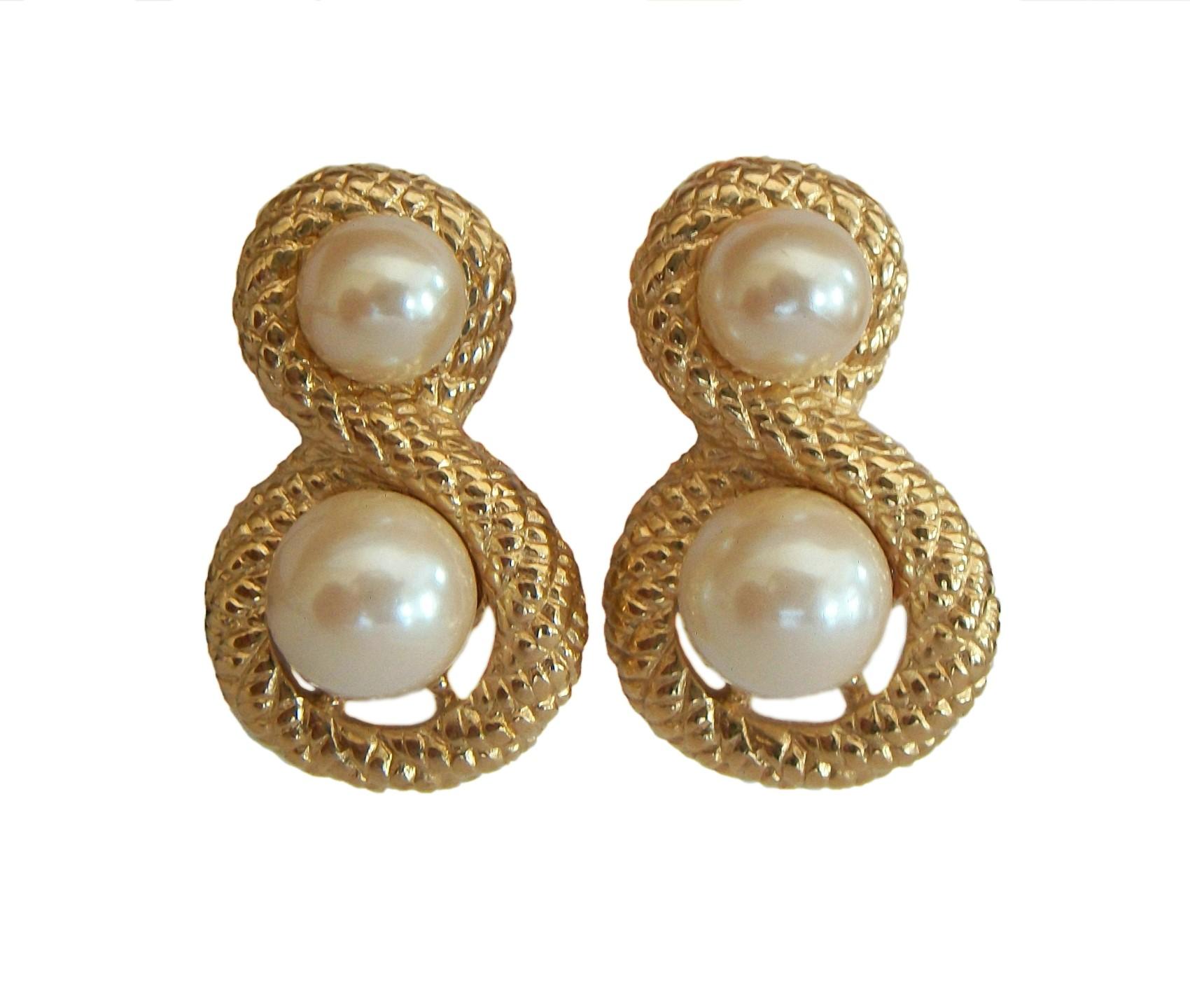 GIVENCHY - Vintage faux Perle und Goldton Seil Twist Aussage Ohrringe - für durchbohrte Ohren - signiert - circa 1980er Jahre.

Ausgezeichneter Vintage-Zustand - kein Verlust - keine Schäden - keine Reparaturen - ersetzte Schmetterlingsrücken -