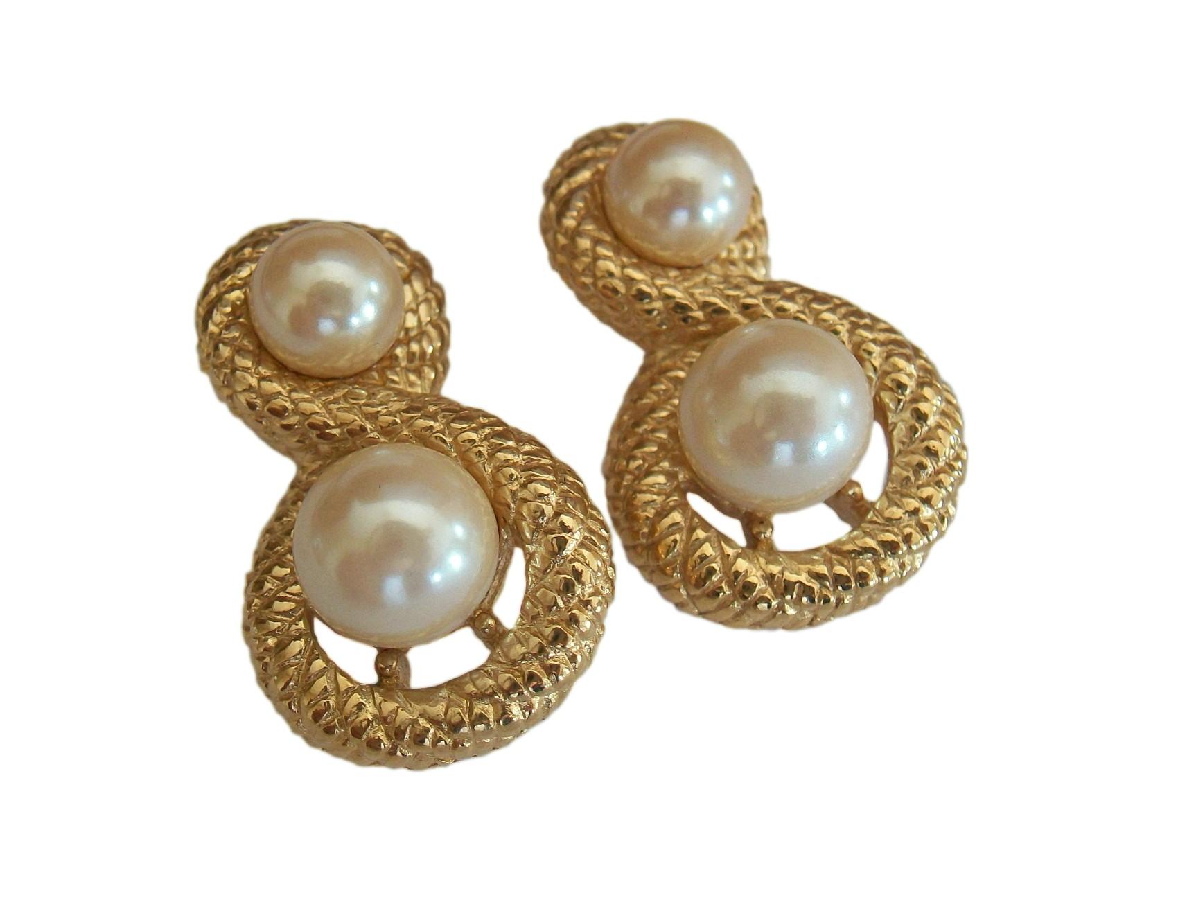 GIVENCHY – Vintage-Ohrringe aus Perlen und Goldtönen – signiert – ca. 1980er Jahre (Moderne) im Angebot