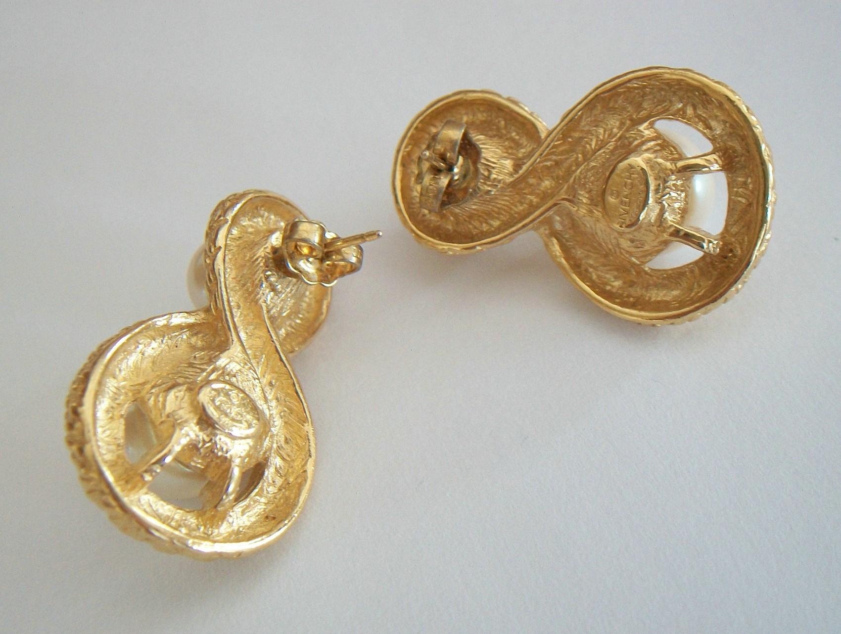 GIVENCHY – Vintage-Ohrringe aus Perlen und Goldtönen – signiert – ca. 1980er Jahre im Zustand „Gut“ im Angebot in Chatham, CA
