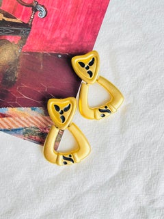 Grandes boucles d'oreilles Givenchy Vintage dorées, noires mates, en forme de triangle, avec pendentifs en forme de cœur et design massif