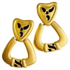 Grandes boucles d'oreilles Givenchy Vintage dorées, noires mates, en forme de triangle, avec pendentifs en forme de cœur et design massif