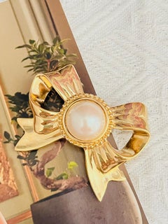 Spilla di grande effetto Givenchy Vintage Gold con fiocco grande a forma di cerchio bianco e perla