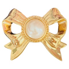 Spilla di grande effetto Givenchy Vintage Gold con fiocco grande a forma di cerchio bianco e perla