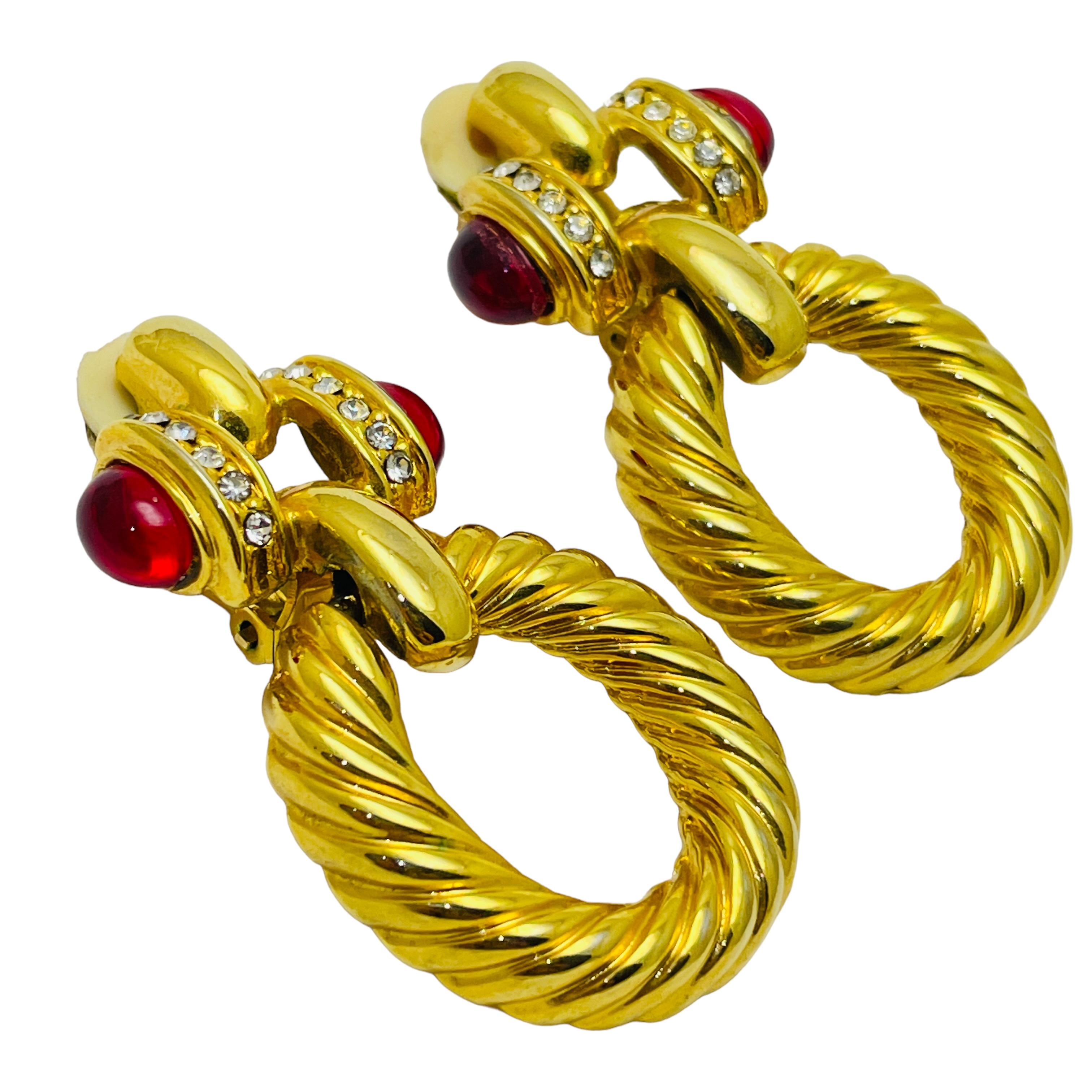 DETALLES

- unsigned GIVENCHY 

- tono dorado con strass

- pendientes vintage de diseño

MEDIDAS  

- 

CONDICIÓN

-  muy buen estado vintage con mínimos signos de desgaste 

 Código 44

❤️❤️  JOYAS DE DISEÑO VINTAGE ❤️❤️

❤️❤️  BOUTIQUE DE