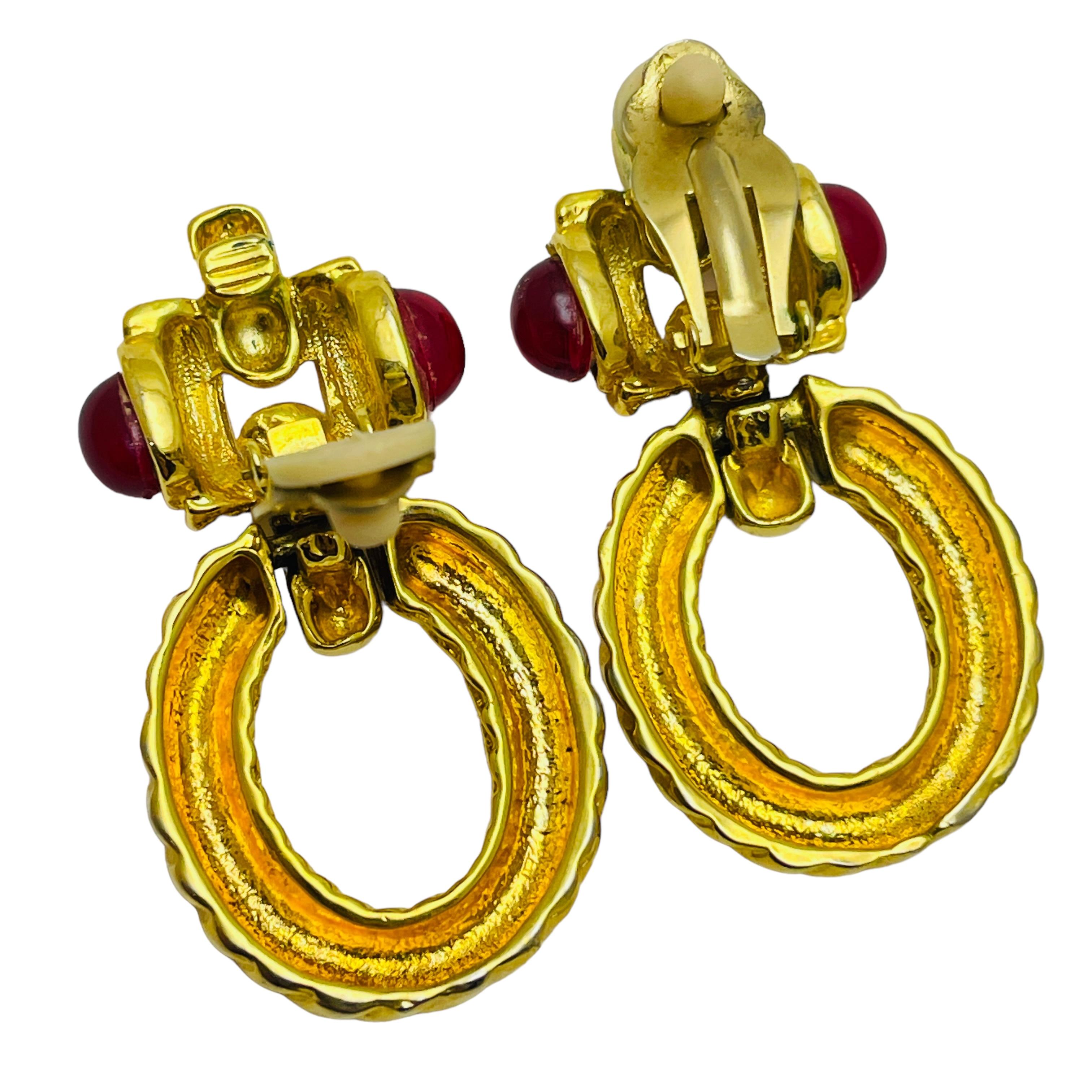 GIVENCHY vintage oro rojo diamantes de imitación aldaba de la puerta de diseño clip en pendientes en Bueno Estado en Palos Hills, IL