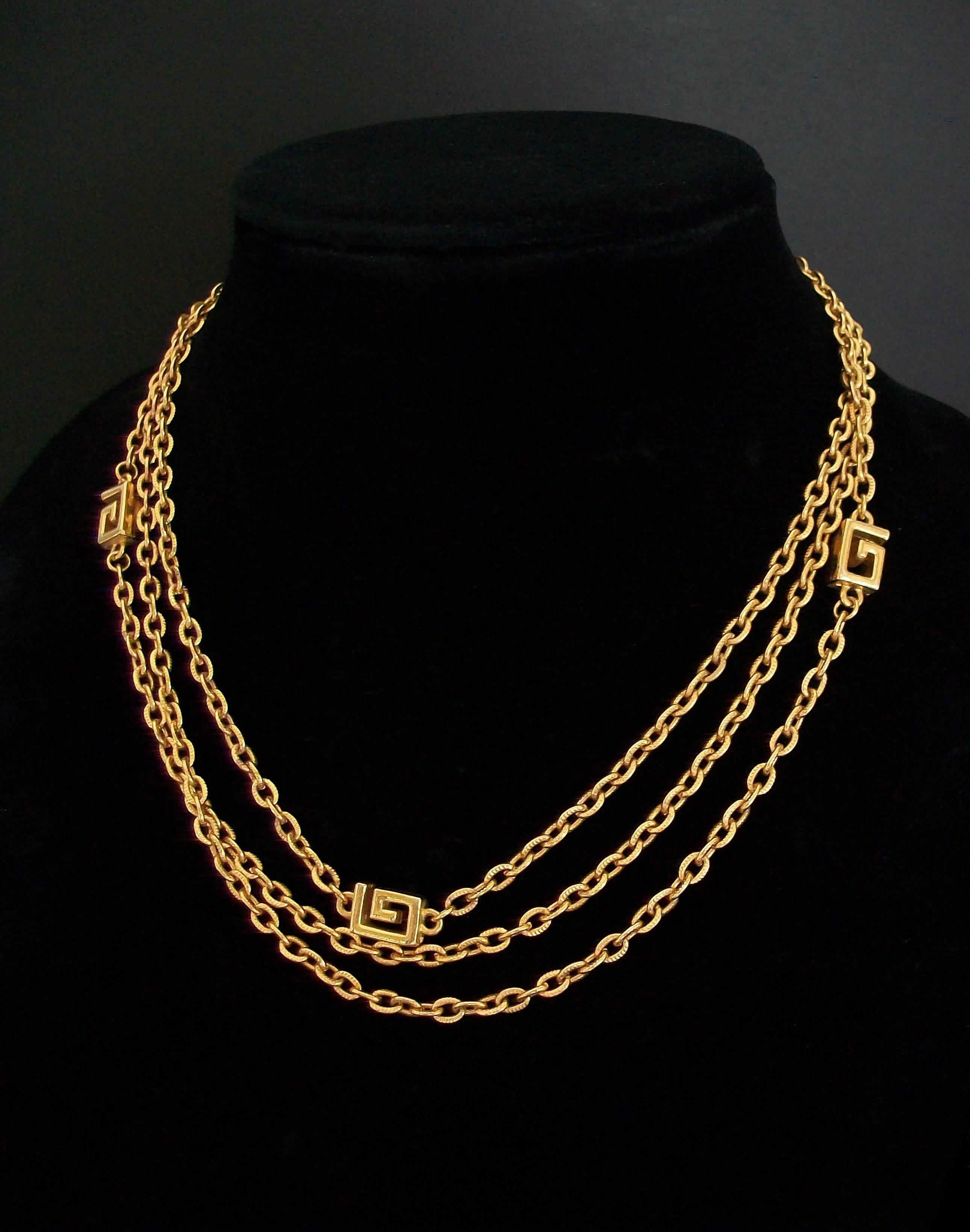 Moderne Sautoir GIVENCHY - Vintage Gold Tone 4G - 55 Long - France - C.1980''s en vente