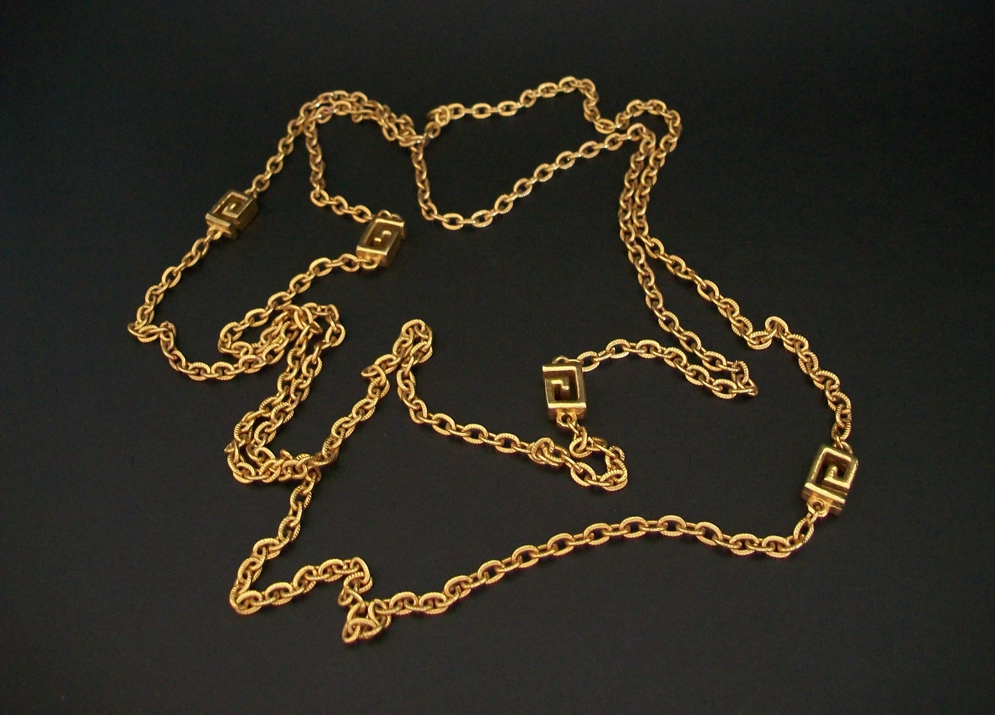 GIVENCHY - Vintage Goldfarbene 4G Sautoir-Halskette - 55 lang - Frankreich - ca. 1980''s im Angebot 1