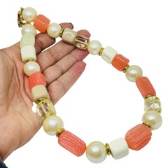 GIVENCHY collana vintage con logo in oro e perle color crema pesca in resina