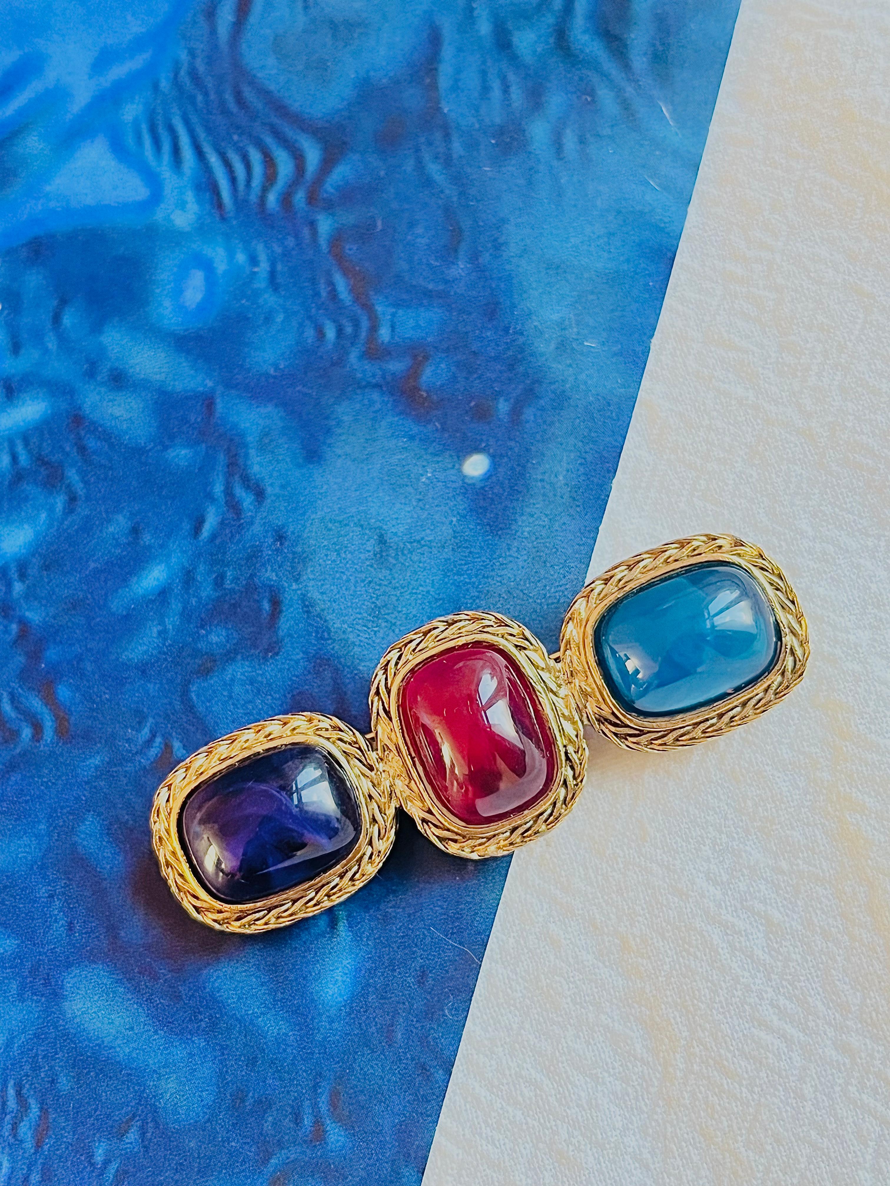 Very good condition. Very light scratches or colour loss, barely noticeable. 100% Genuine.

Three different colour cabochons, purple, red and blue. Safety-catch pin closure, signed Givenchy on the back.

Size: 6.0 cm x 2.0 cm.

Weight: 18 g.

_ _