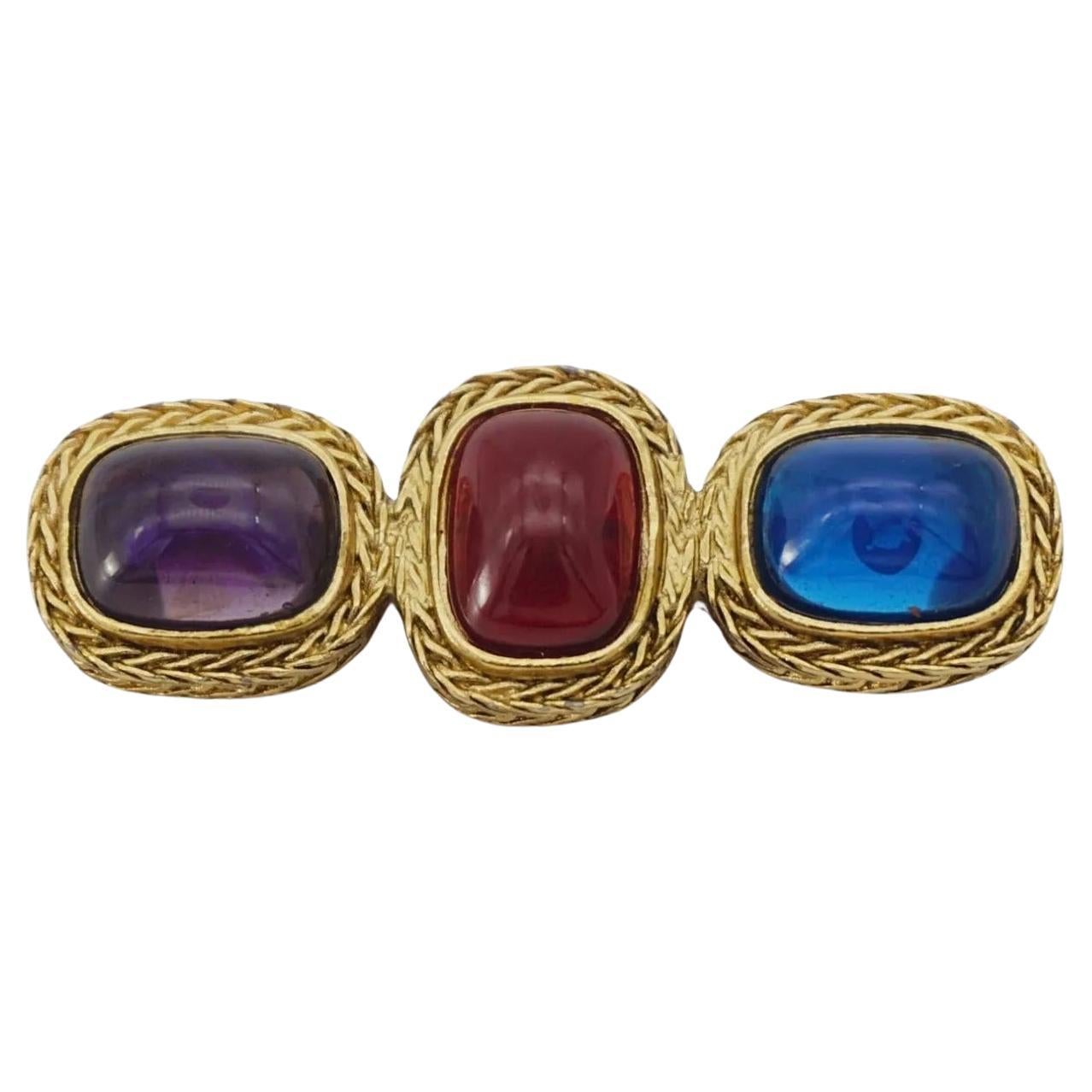 Givenchy Vintage Améthyste Rubis Saphir Pourpre Rouge Bleu Marine Trio de Cristaux Cabochons Longue Barre Broche, Ton Or

Très bon état. Très légères rayures ou pertes de couleur, à peine perceptibles. 100% authentique.

Trois cabochons de couleurs