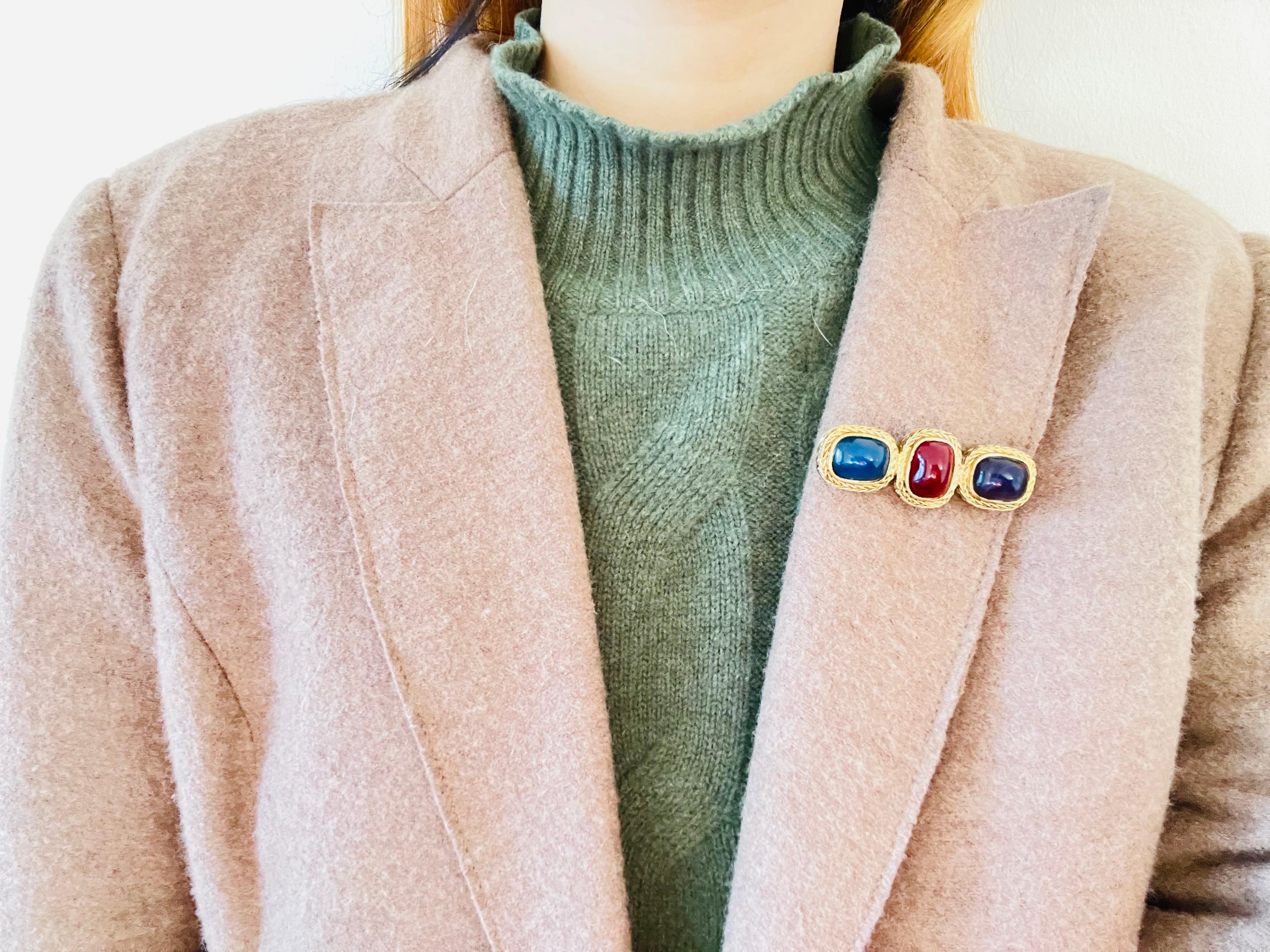 Givenchy Broche vintage Gripoix avec améthyste, rubis, saphir et trois cristaux en forme de barre 1