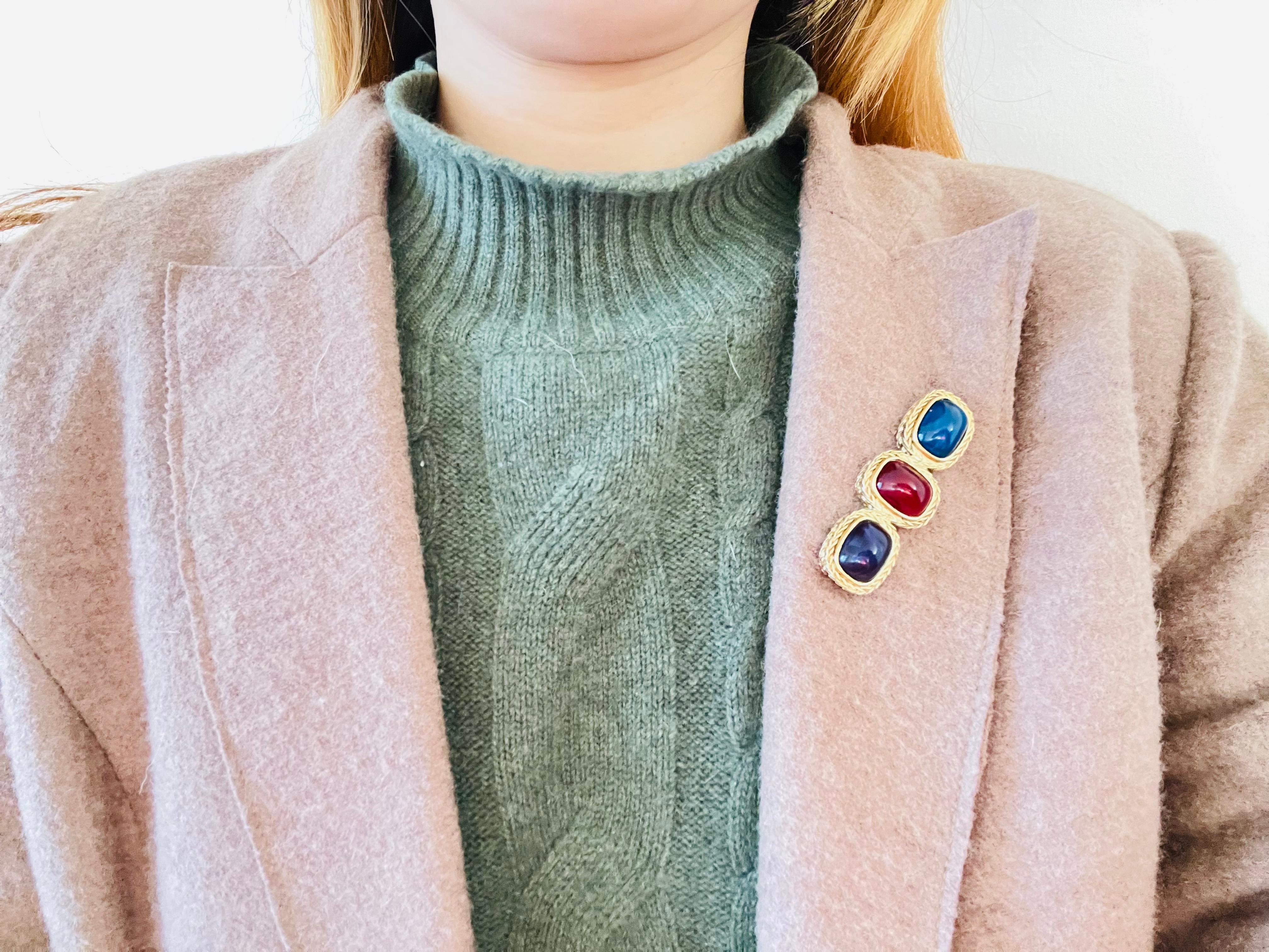 Givenchy Broche vintage Gripoix avec améthyste, rubis, saphir et trois cristaux en forme de barre 3