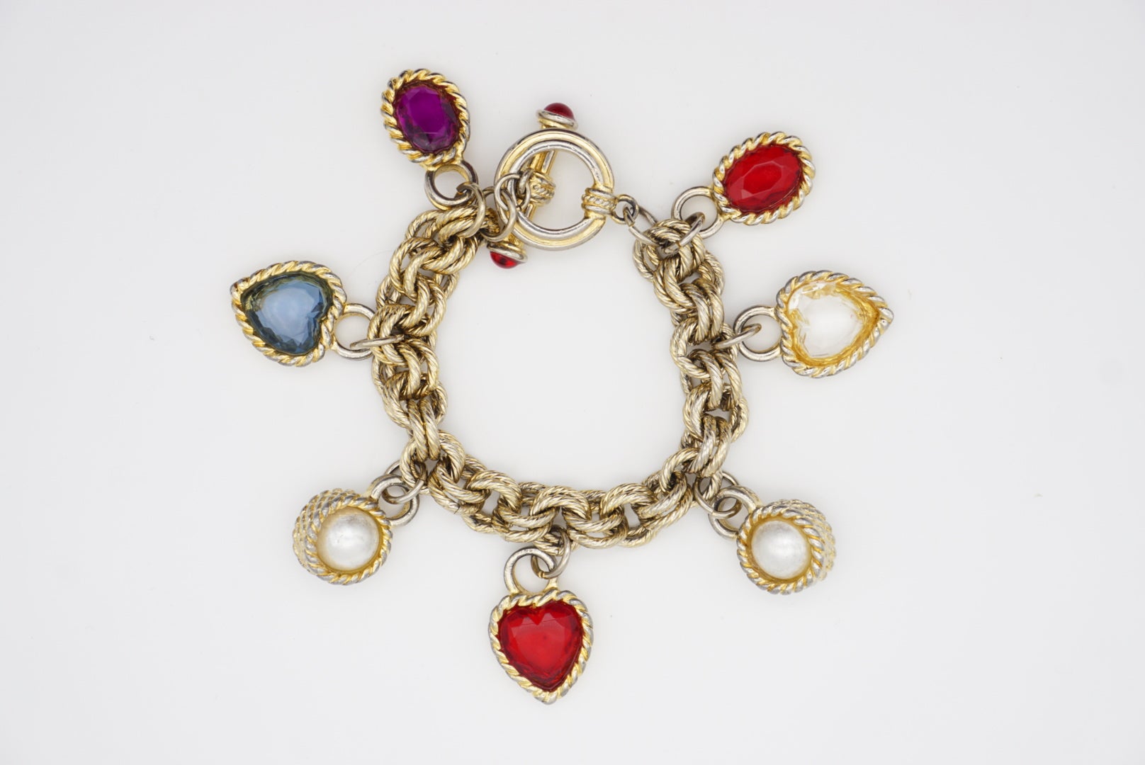Givenchy Vintage 1980 Gripoix Pearl Heart Circle Oval Red Blue Purple White Charm Elegant Modernist Bracelet, Gold Tone.

Bon état. Quelques légères rayures ou pertes de couleur, notamment au niveau de la chaîne. 100% authentique. 

Le fermoir à