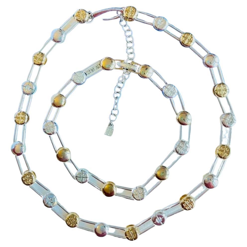 Givenchy Vintage 1980 Unisexe Iconique 4G Logo Monogram Circle Round Button Interlocked Linked 2 Gift Jewellery Set Necklace Bracelet, Gold Silver Tone

Très bon état. Quelques légères rayures ou pertes de couleur. 100% authentique. 

Signé au dos.