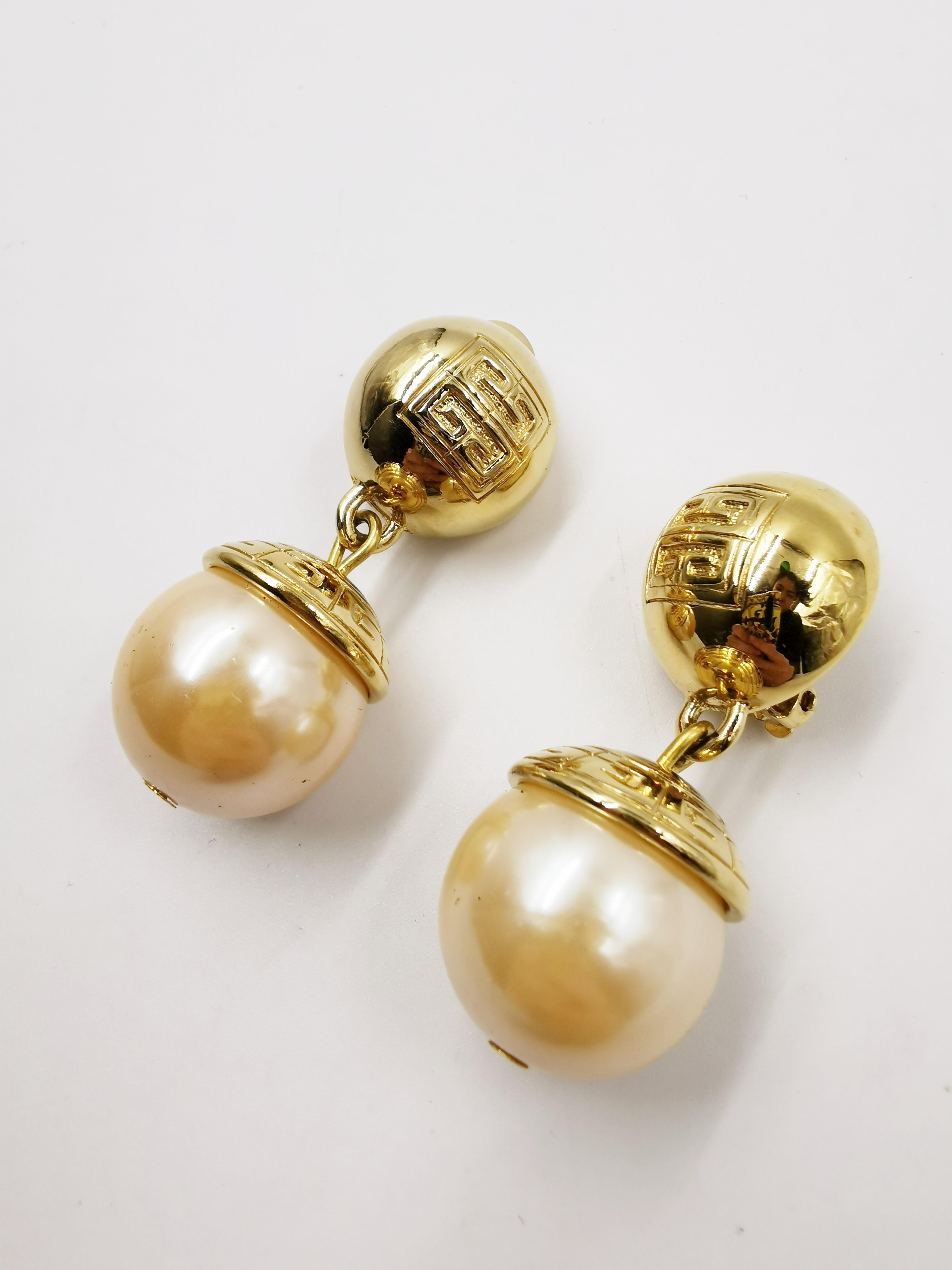 Große goldene Givenchy-Perlen-Ohrringe im Vintage-Stil, die perfekt zu unserer Karl Lagerfeld Jumbo-Halskette passen.

Merkmal
Material: Goldfarbenes Metall und Perlen
Zustand: Ausgezeichnet
Farbe: Weiß und Gold
Abmessung: 5,5 cm
Zeitraum: