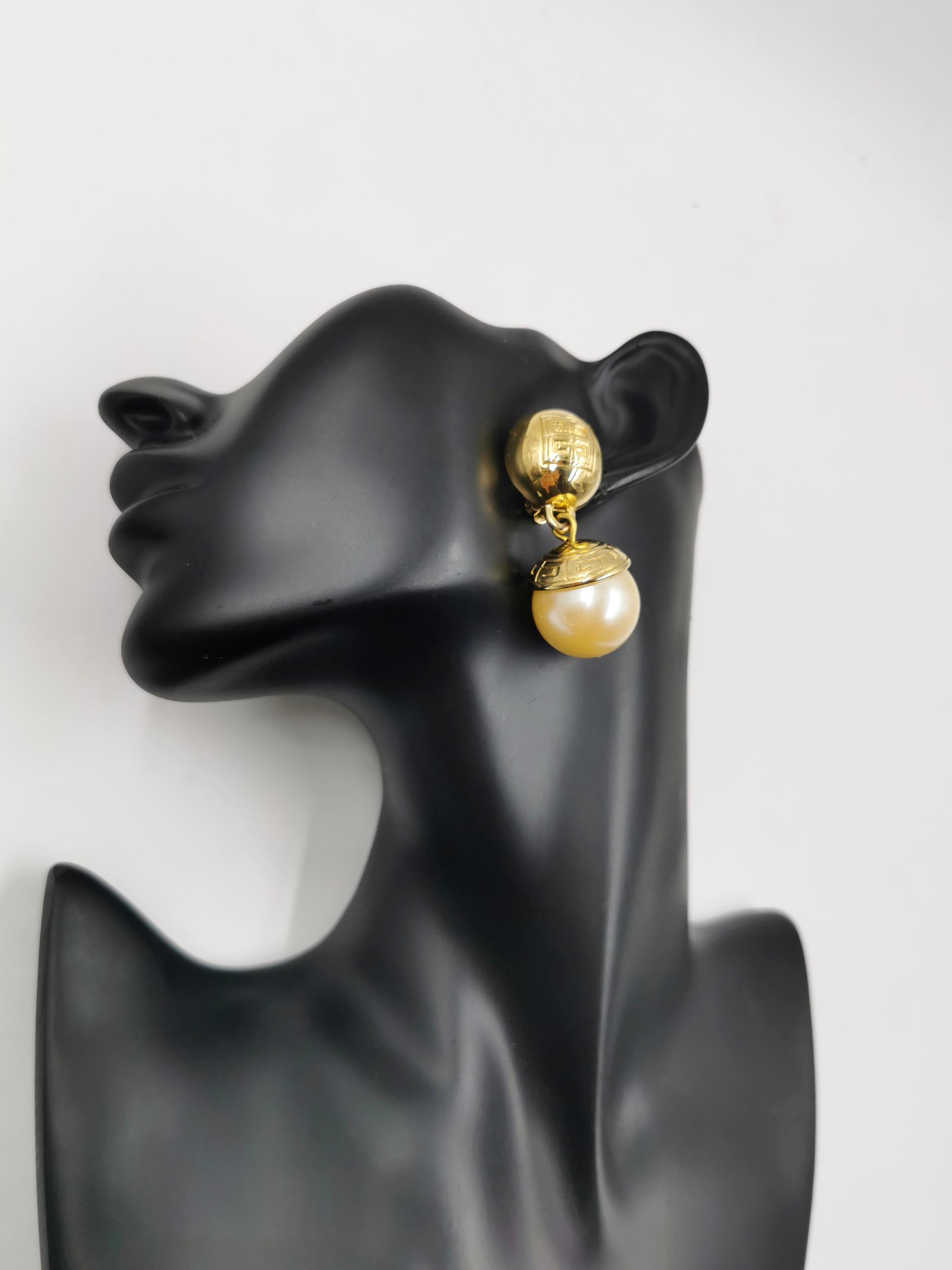 Tropfen-Ohrclips von Givenchy Vintage Jumbo in Übergröße aus Gold mit Perlen (Kugelschliff) im Angebot