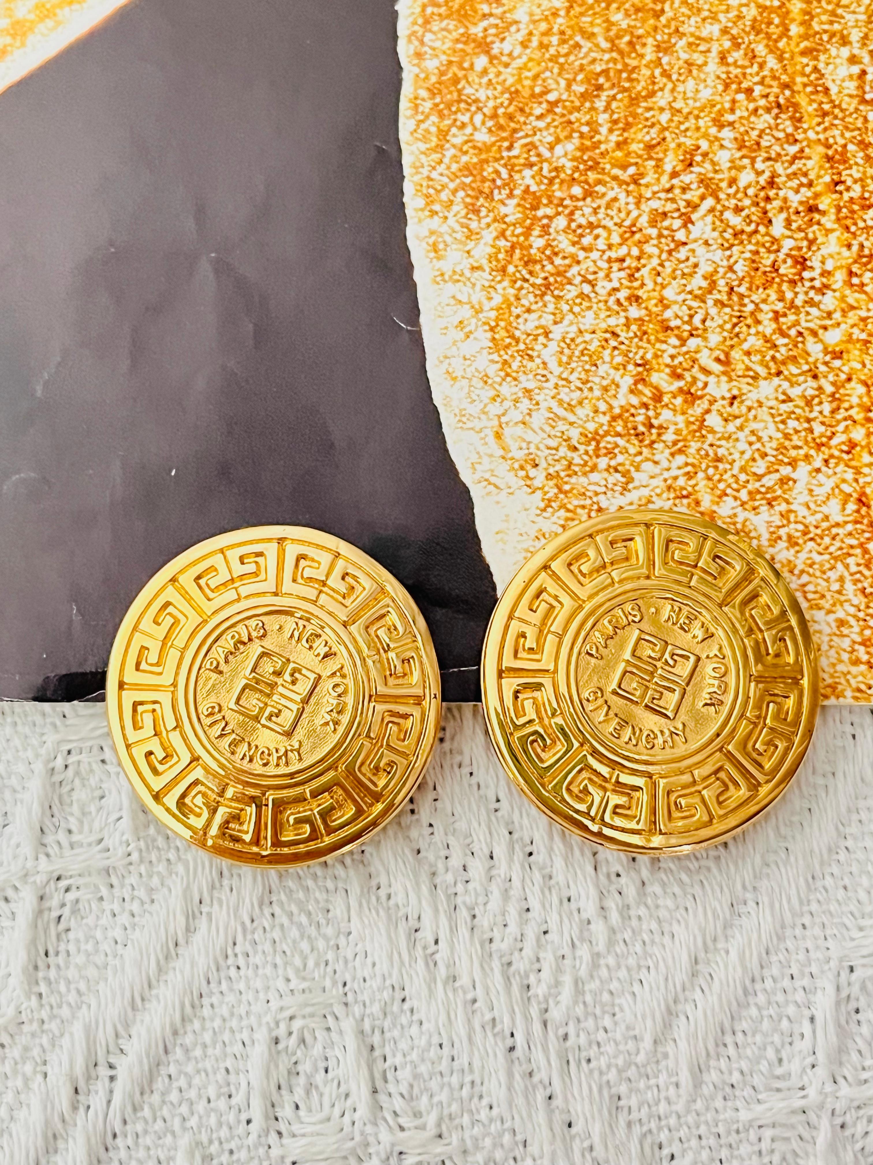 Givenchy Vintage Unisex Large 4G Whole Logo Monogram Relief Medallion Button Round Circle Chunky Modernist Clip Earrings, Gold Tone

Very excellent condition. Almost new. 100% Genuine.

Givenchy Signed clearly on the reverse. Rare to find.

Size: