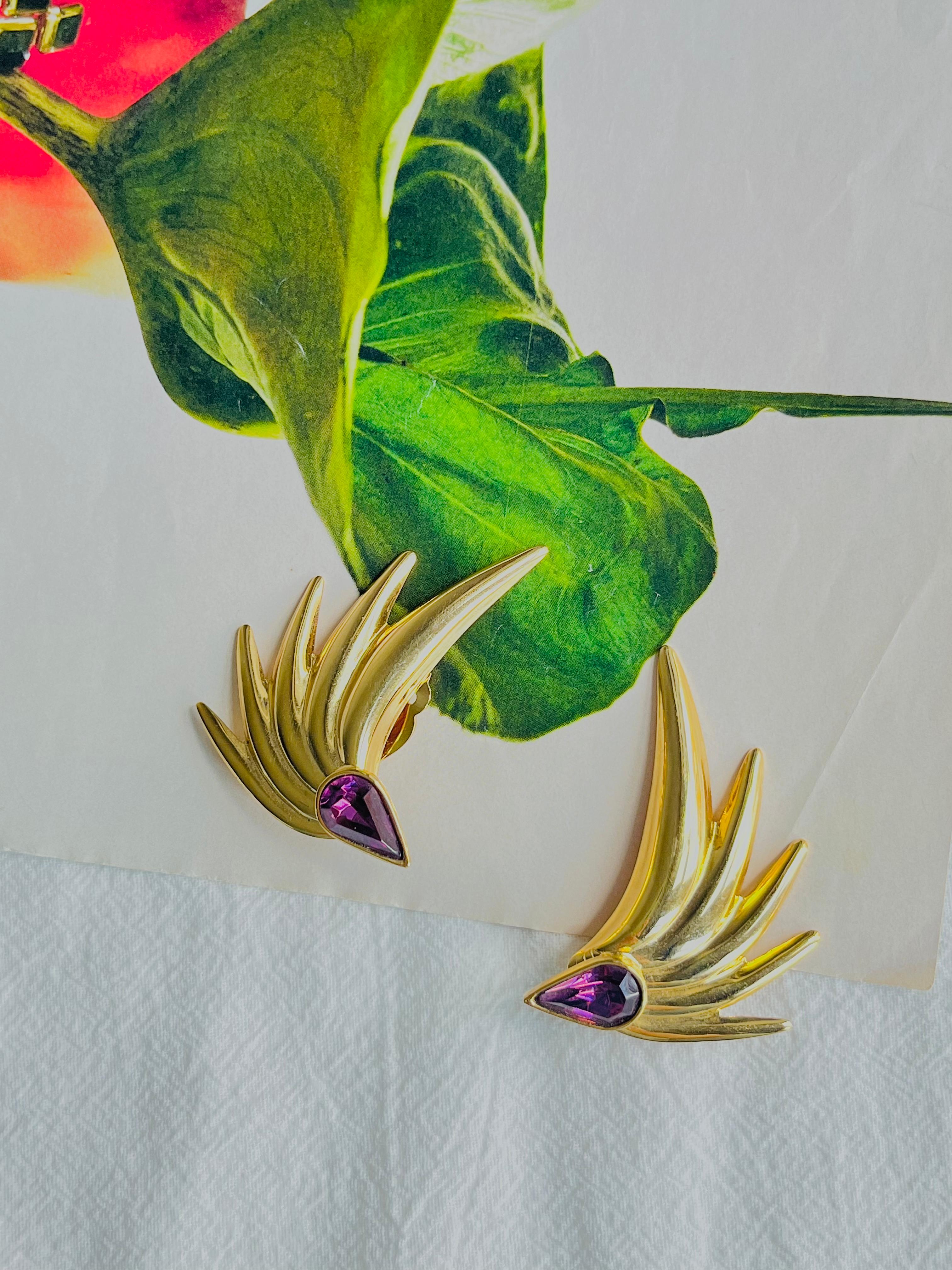 Givenchy Vintage Large Purple Gripoix Amethyst Crystals Tear Drop Wing Leaf Clip Earrings, Gold Tone

Very excellent condition. Very new. Special style design. 100% Genuine.

Givenchy Signed clearly on the reverse.

Material: Gold plated metal,