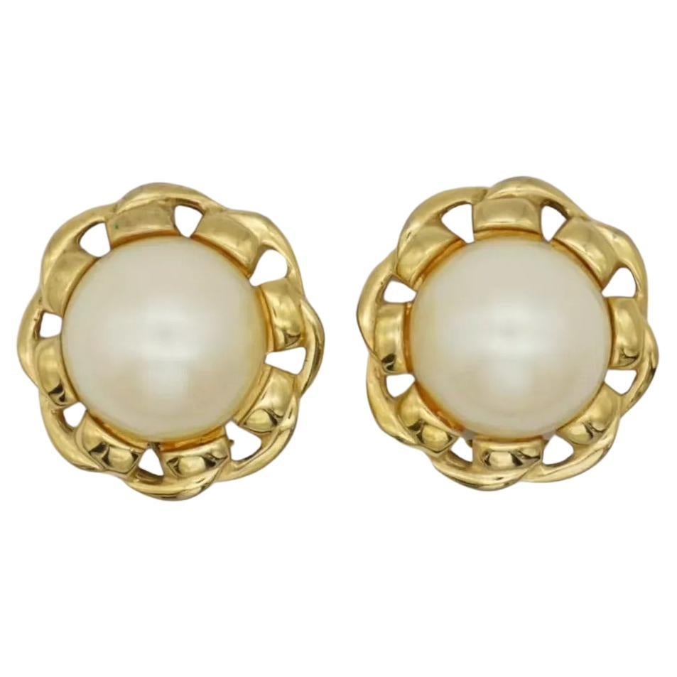 Givenchy Vintage Unisex Large Round White Pearl Twist Rope Interlocked Elegant Clip Earrings, Gold Tone

Very good condition and very unique. Givenchy Signed clearly on the reverse. 100% Genuine.

Material: Gold plated metal, Faux pearl.

Size: